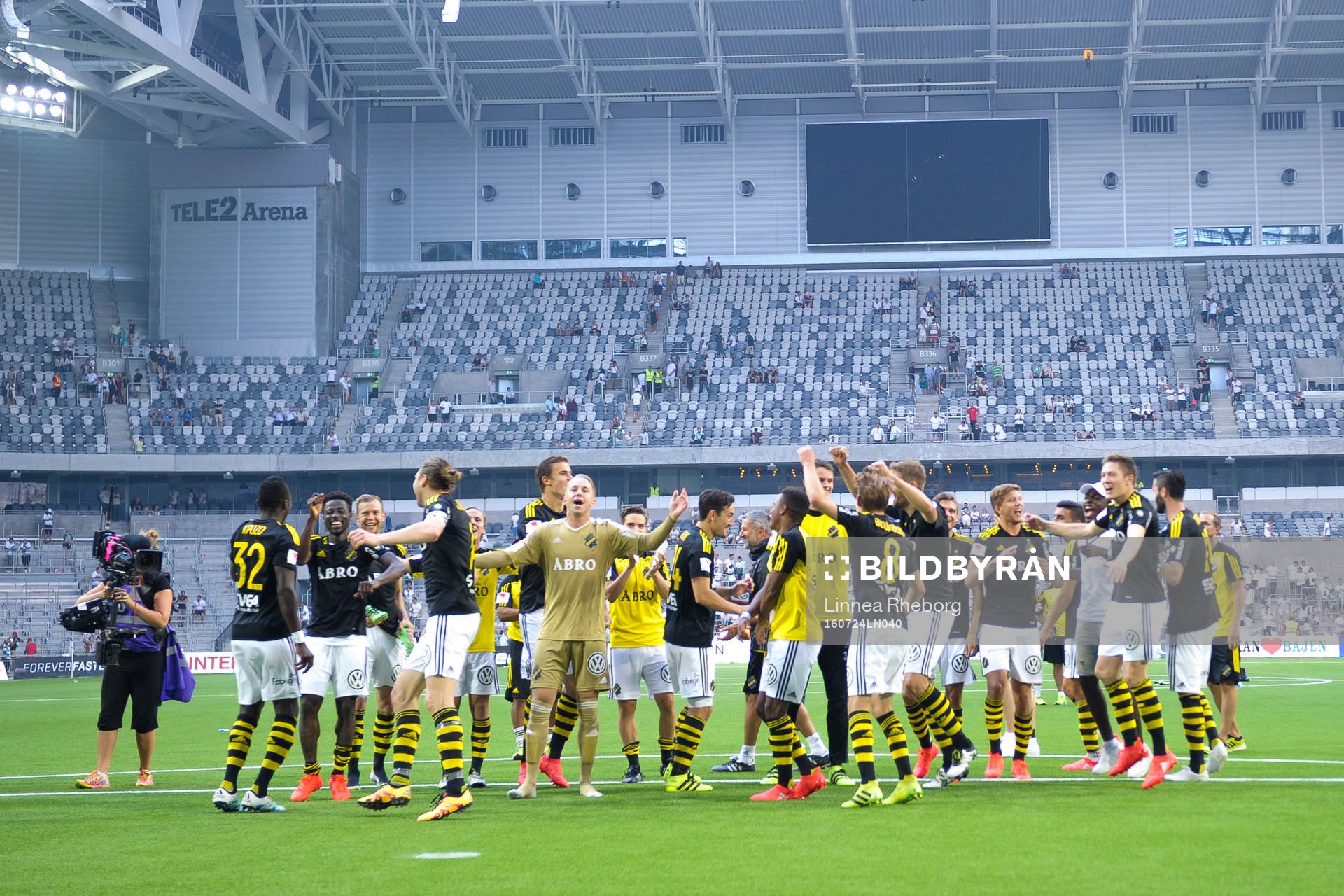 AIK:s spelare dansar och jublar efter fotbollsmatchen i Allsvenskan mellan Hammarby och AIK den 24 juli 2016 i Stockholm. 