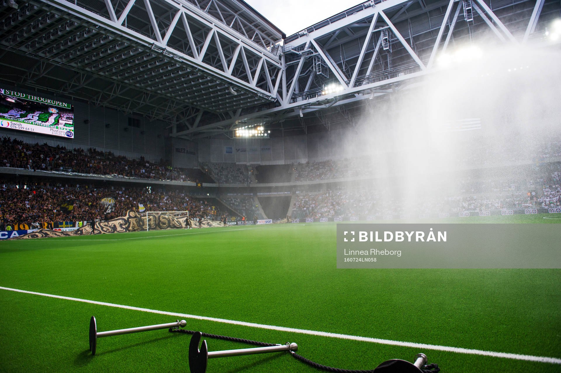 Konstgräset vattnas inne på Tele2 Arena