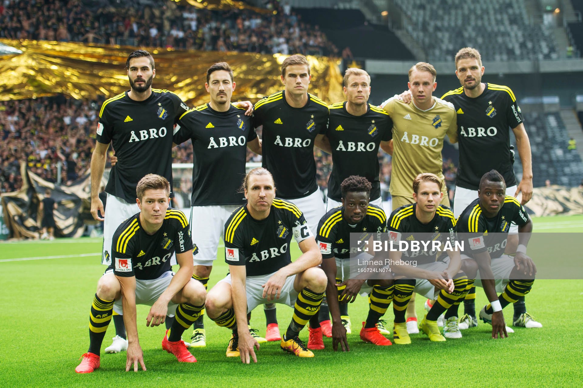 Övre raden f v: Denni Avdic, Stefan Ishizaki, Eero Markkanen, Per Karlsson, Patrik Carlgren, Jos Hooiveld. Nedre raden f v: Haukur Heidar Hauksson, Nils-Eric Johansson, Ebenezer Ofori, Johan Blomberg, Patrick Kpozo. AIK:s startelva poserar för en lagbild under fotbollsmatchen i Allsvenskan mellan Hammarby och AIK den 24 juli 2016 i Stockholm.