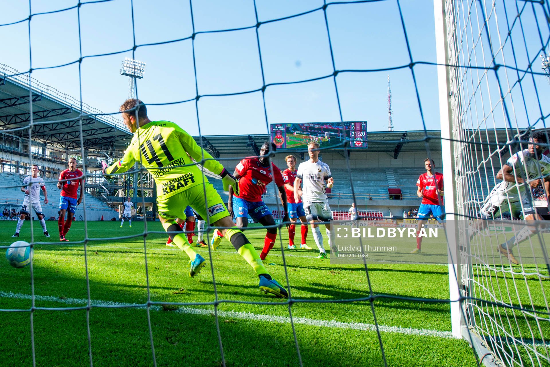 Häckens Tefu Junaid Mashamaite gör 0-2 bakom Helsingborgs