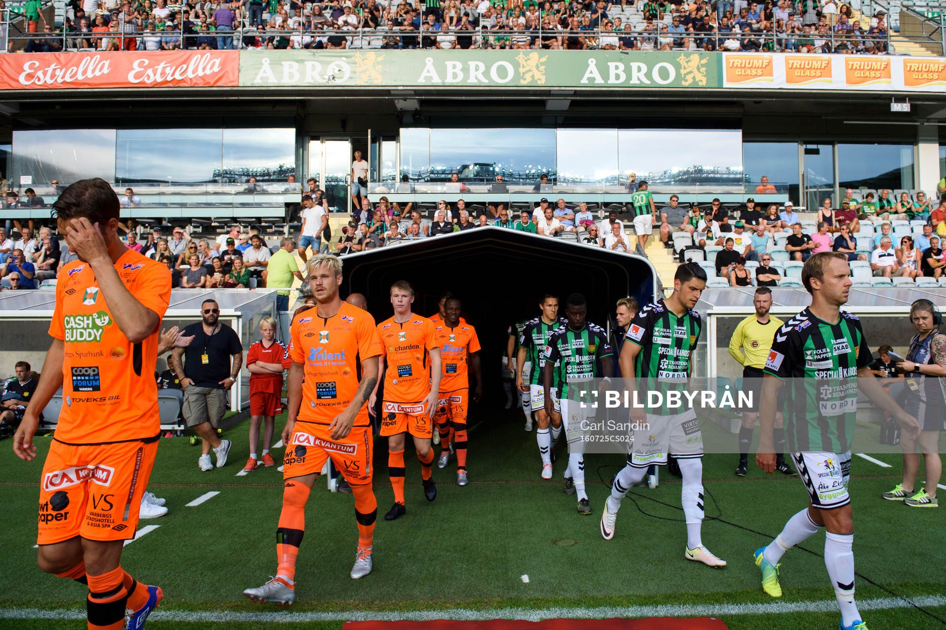 Spelarna går in på Gamla Ullevi innan fotbollsmatchen i