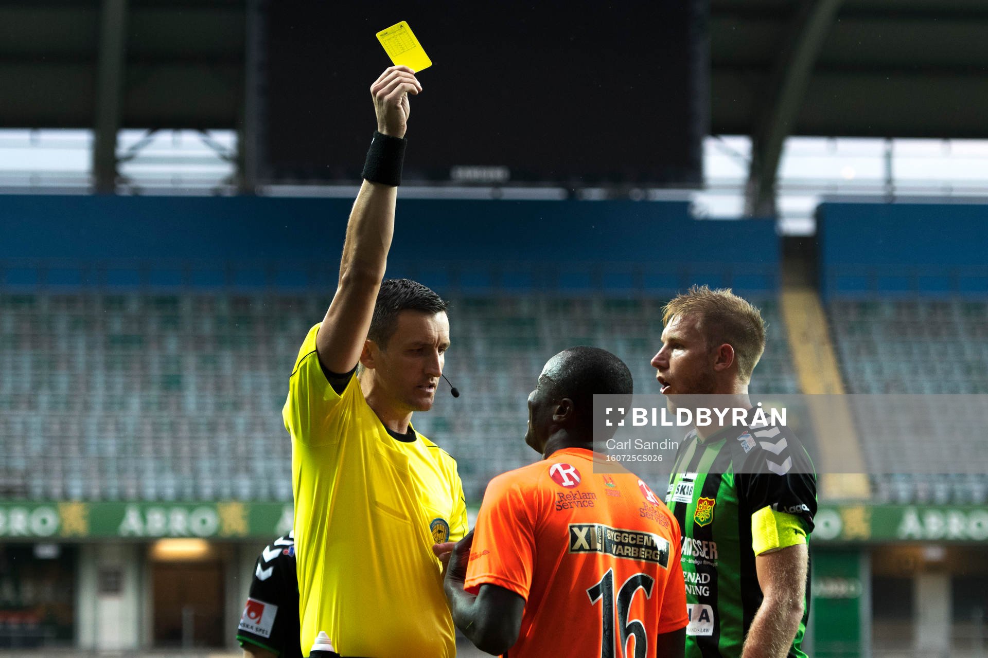 Varbergs Nsima Peter får gult kort