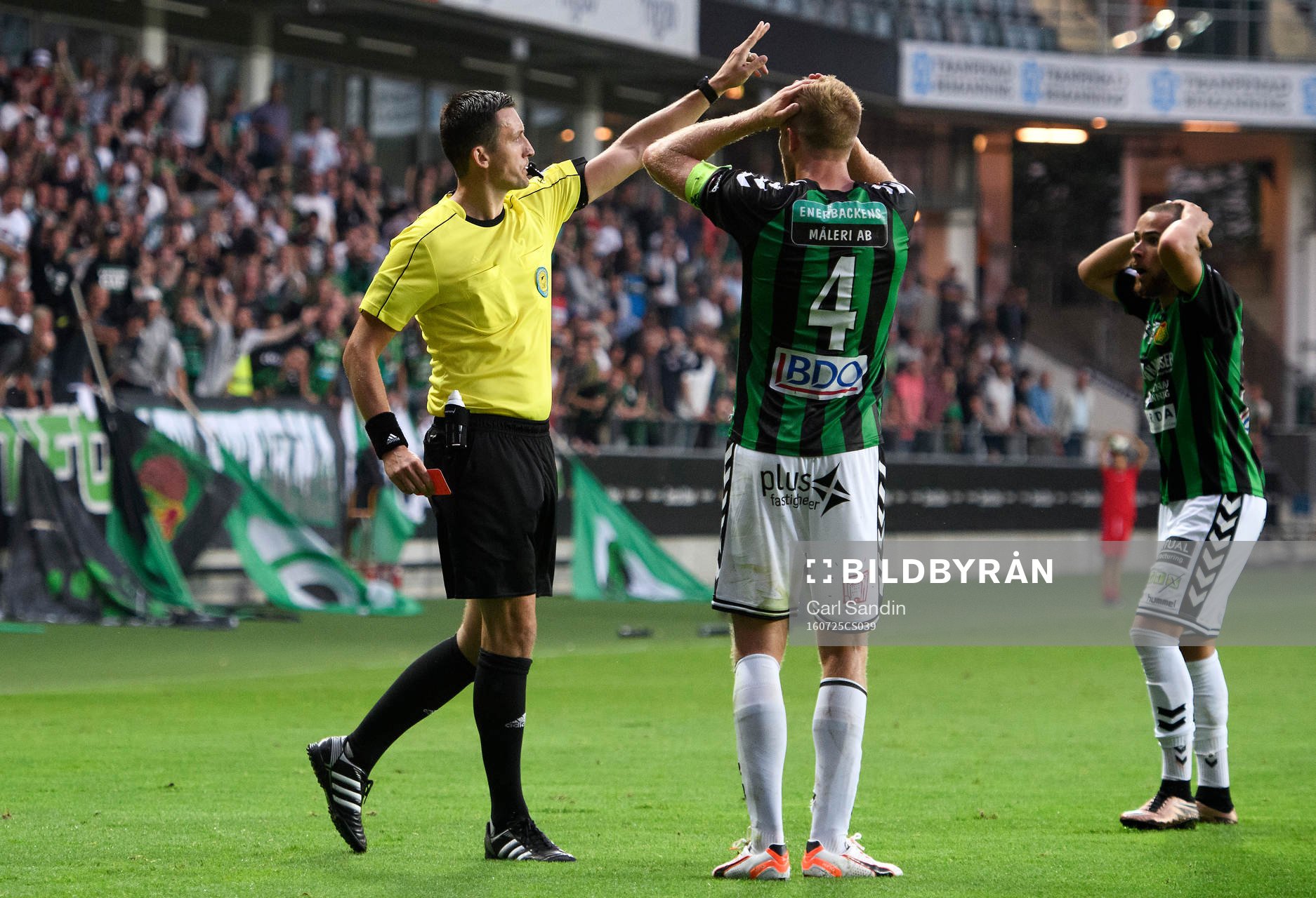 Domare Nermin Cisic gör rött kort till GAIS Steven Old