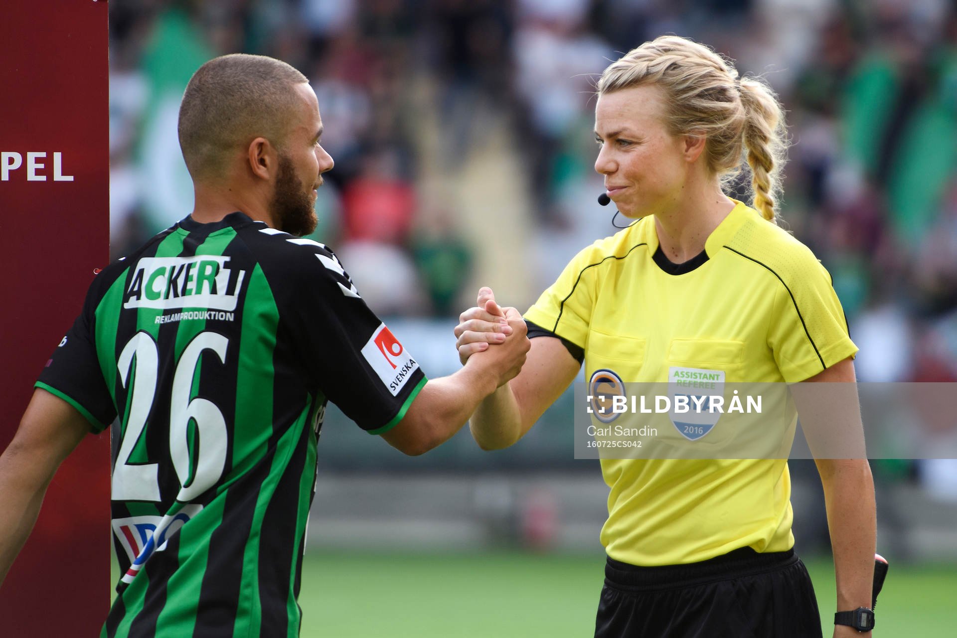 GAIS Malkolm Moenza tar i hand med linjedomare Julia