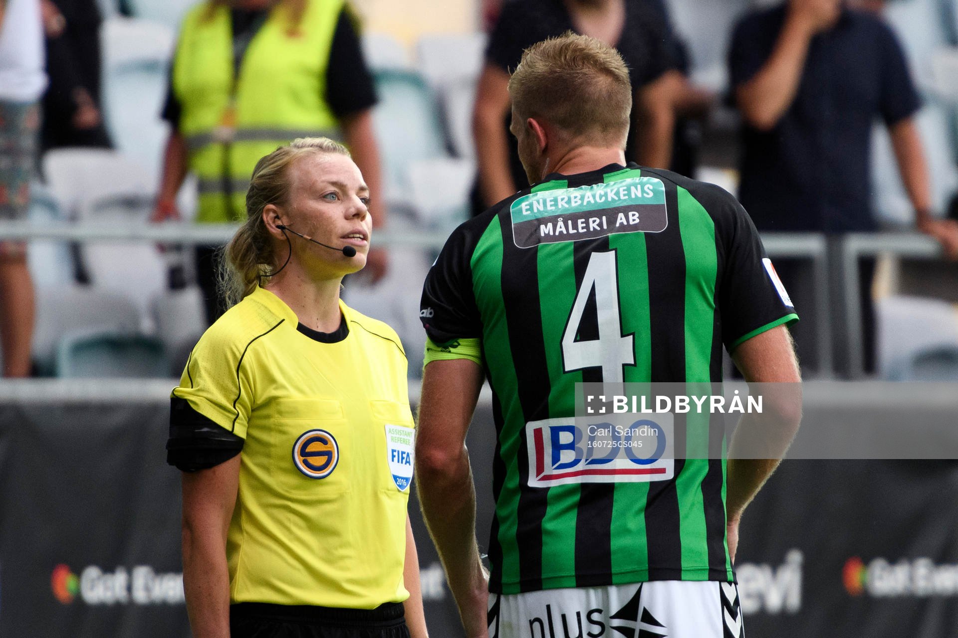 Linjedomare Julia Magnusson pratar med GAIS Steven Old