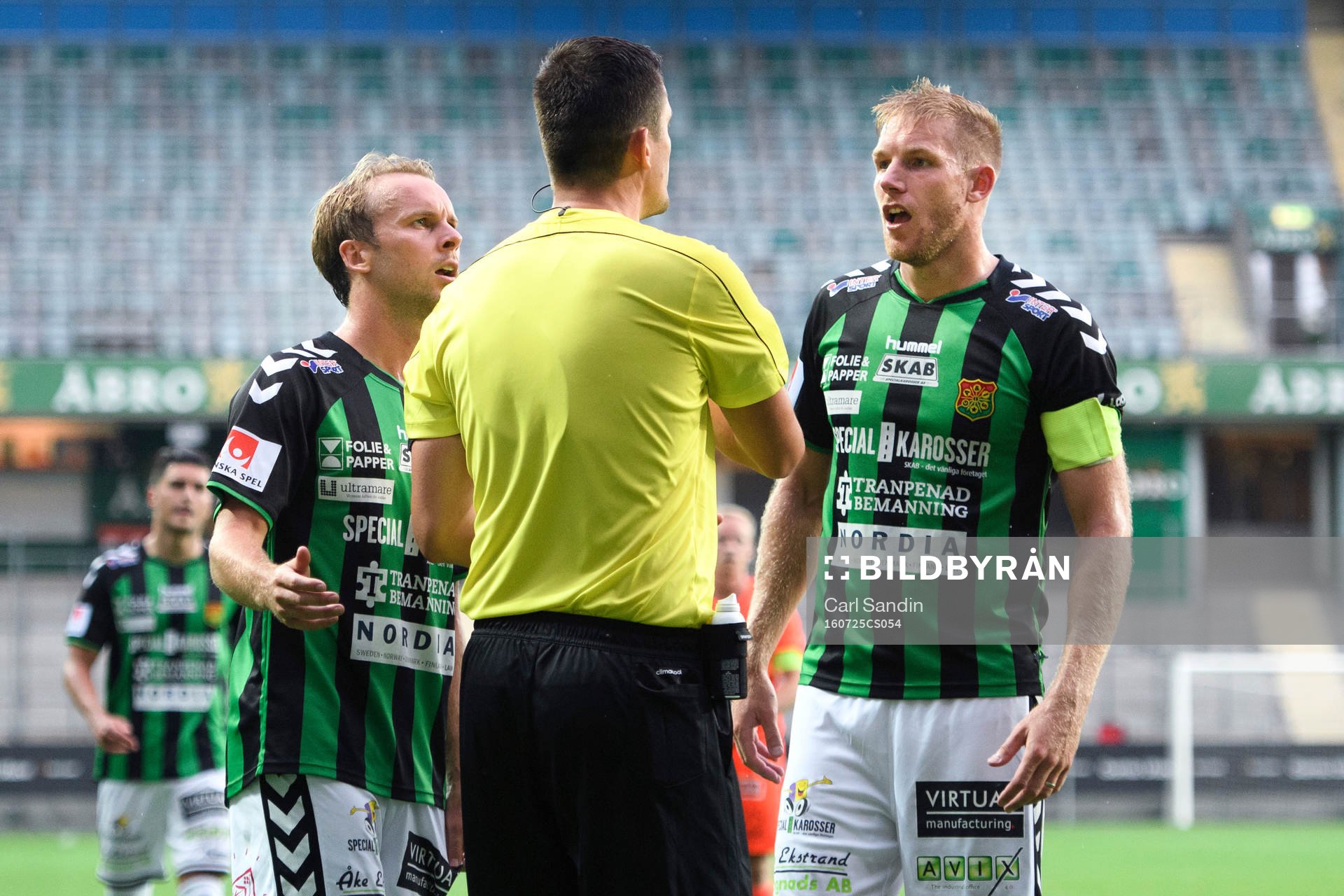 GAIS Craig Henderson och Steven Old pratar med domare