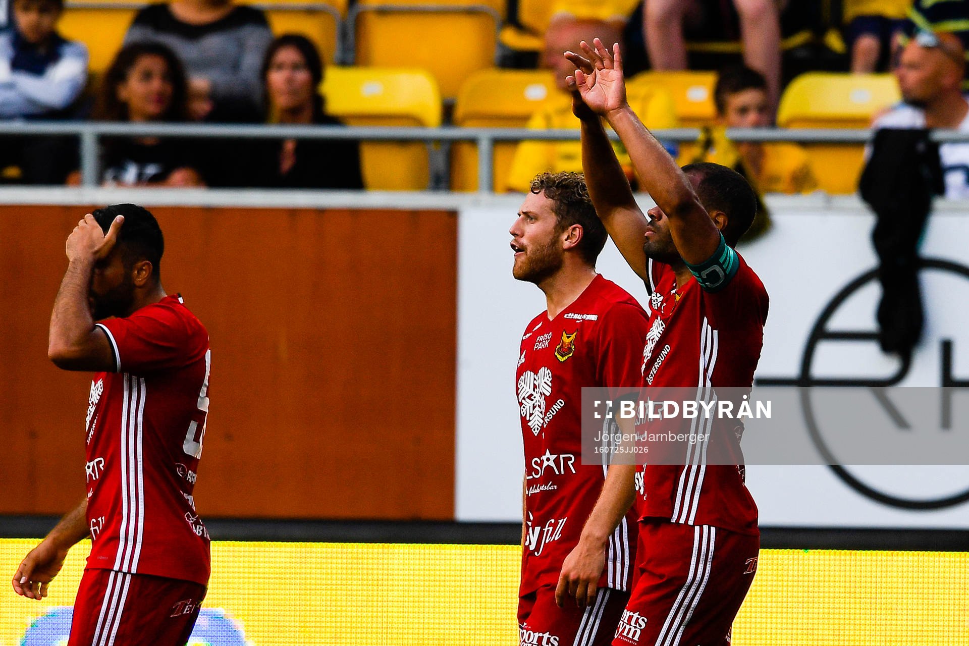 Östersunds Alex Dyer jublar