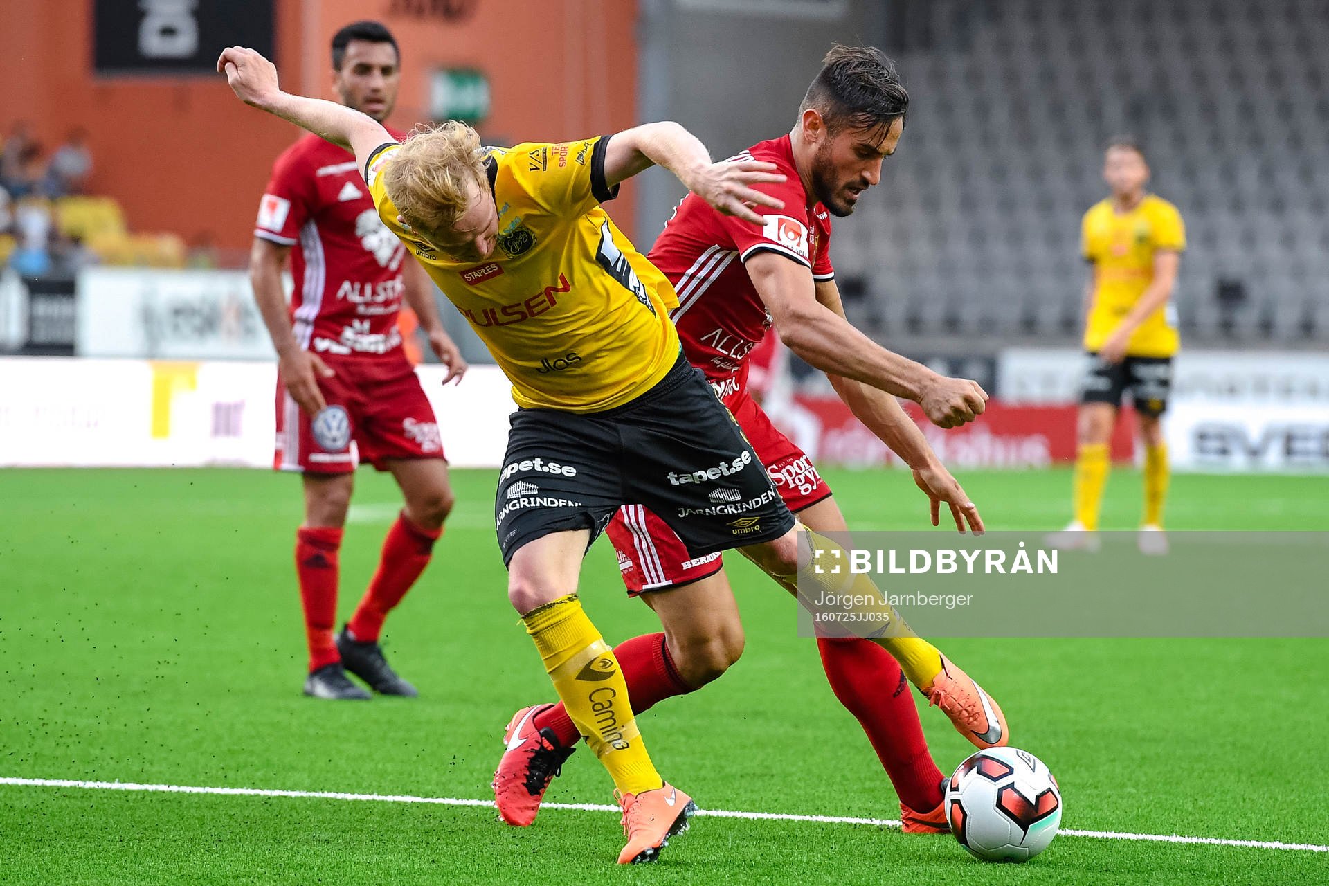 Östersunds Sotirios Papagiannopoulos och Elfsborgs Simon