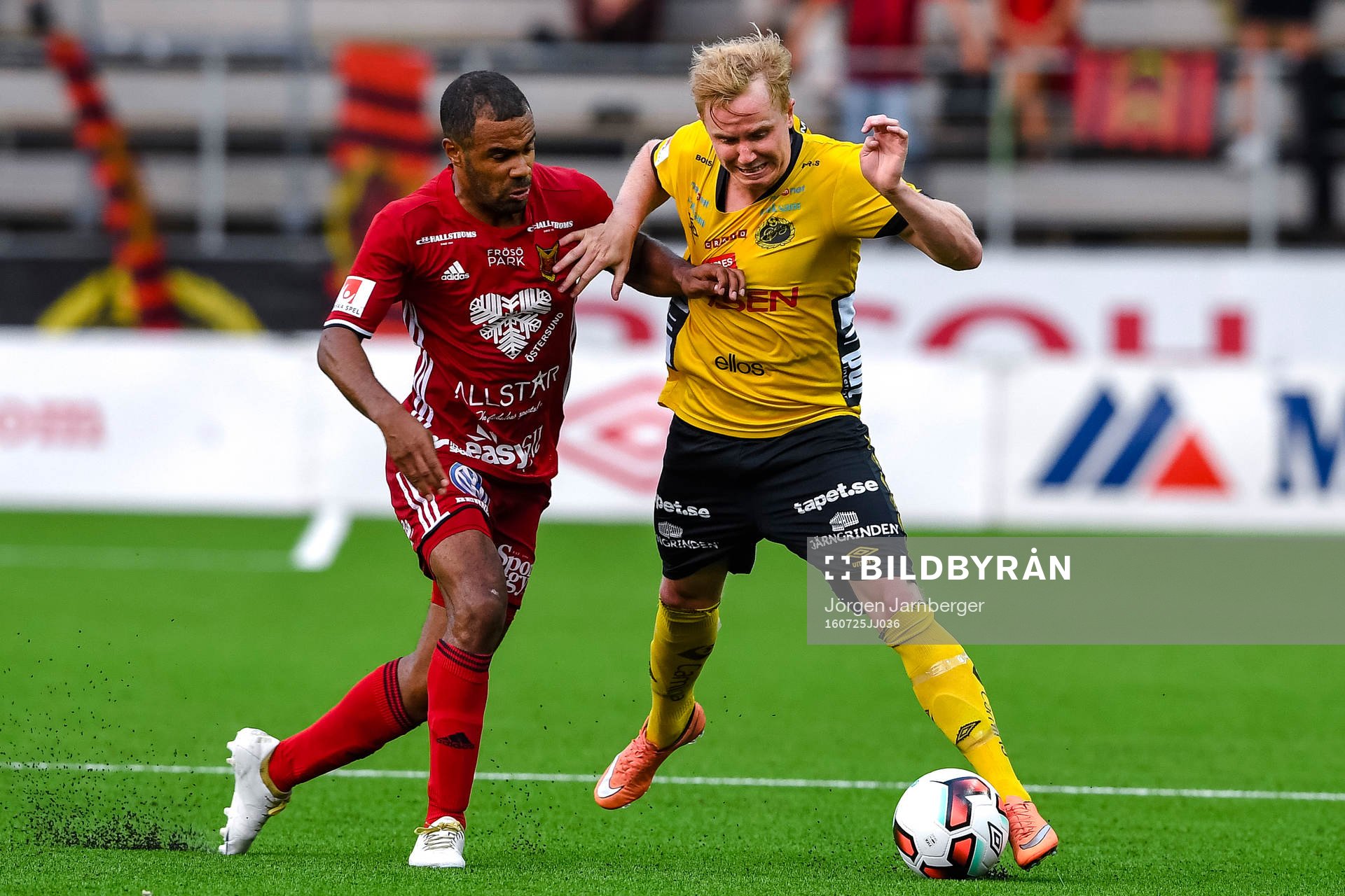 Östersunds Alex Dyer och Elfsborgs Simon Lundevall