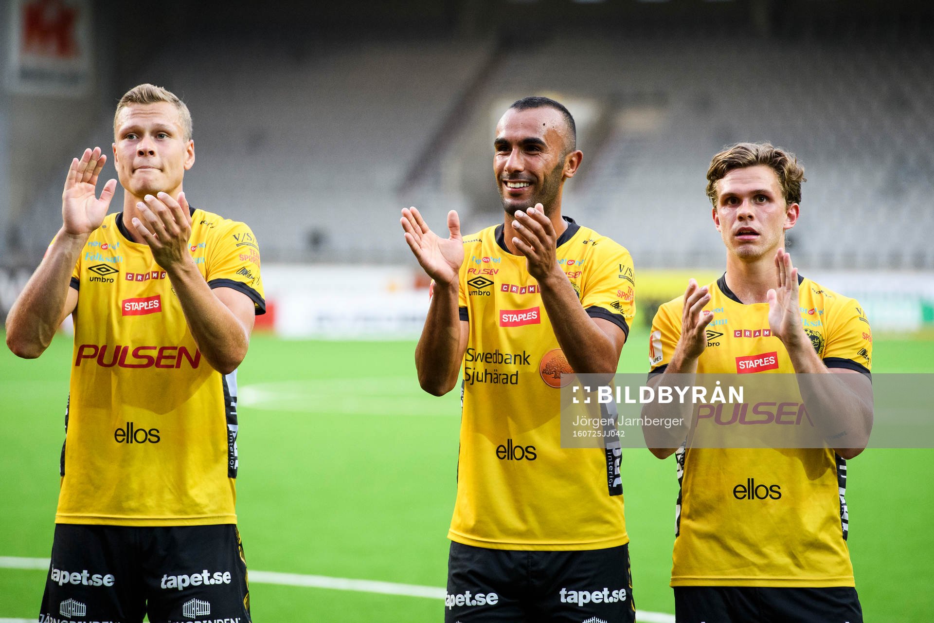 Elfsborgs Viktor Claesson, Issam Jebali och Jesper Manns tackar publiken under fotbollsmatchen i Allsvenskan mellan Elfsborg och Östersund den 25 juli 2016 i BORÅS.