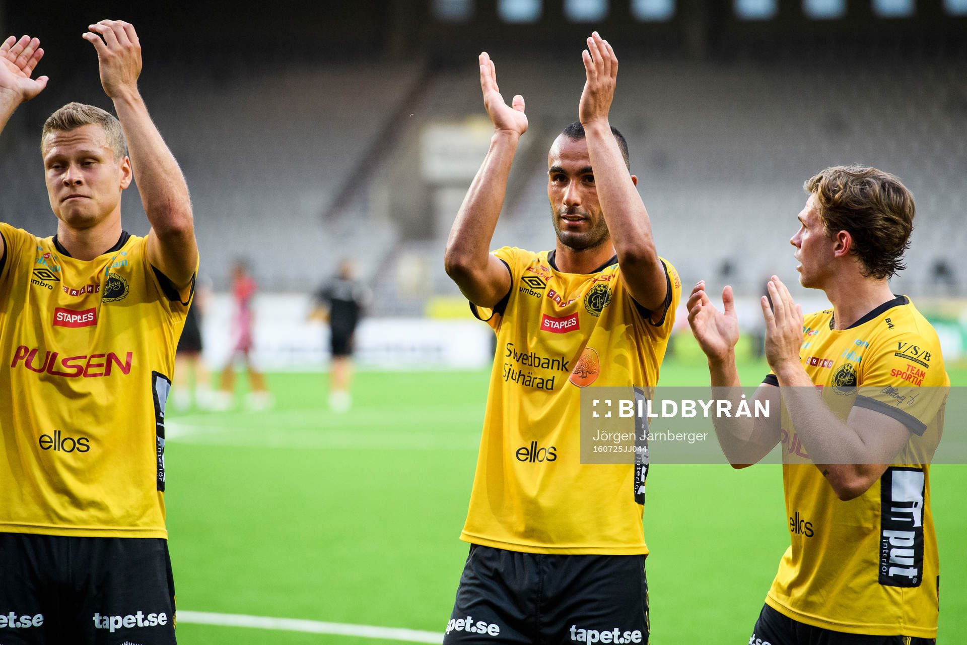 Elfsborgs Issam Jebali tackar supportrarna efter fotbollsmatchen i Allsvenskan mellan Elfsborg och Östersund den 25 juli 2016 i BORÅS.
