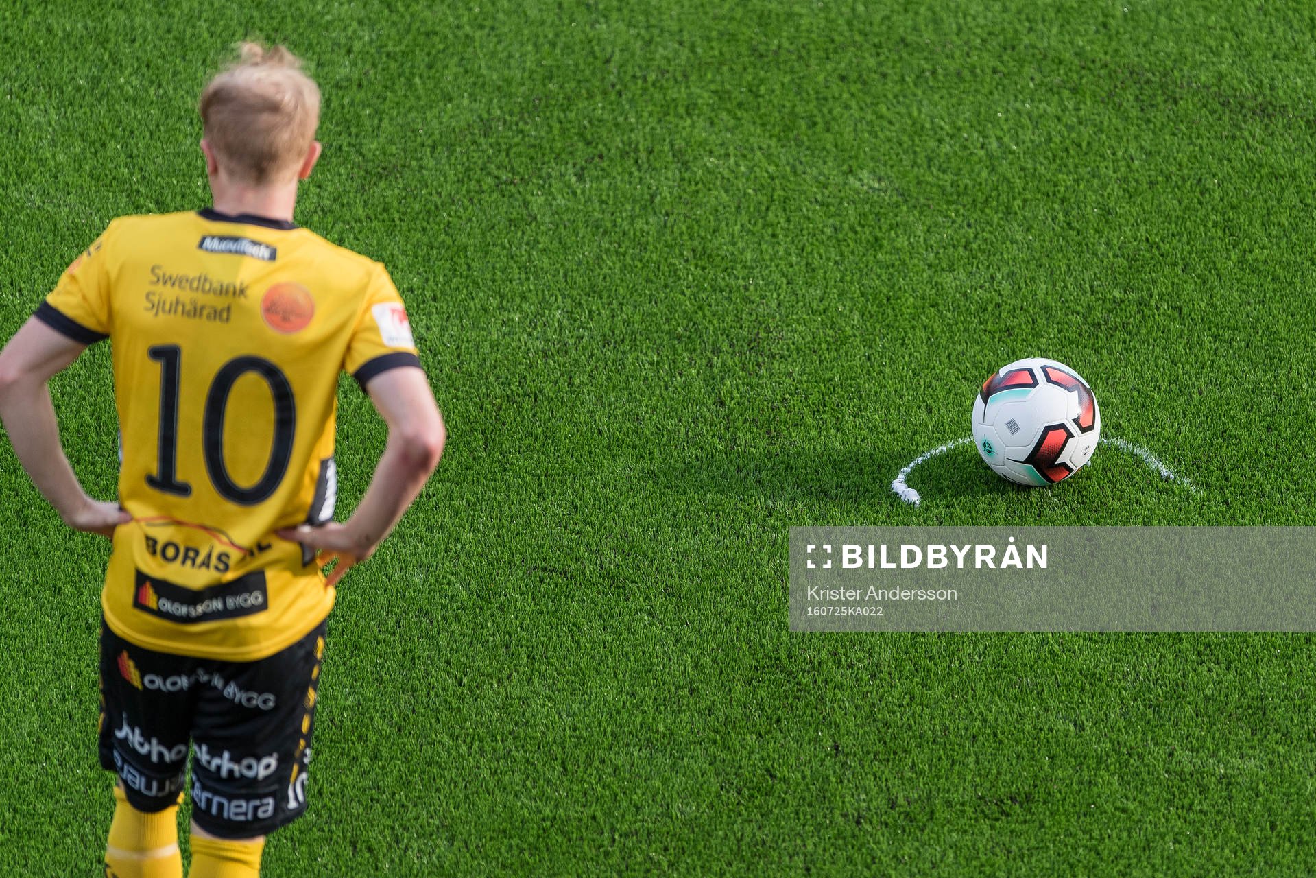 Elfsborgs Simon Lundevall ska slå en frispark