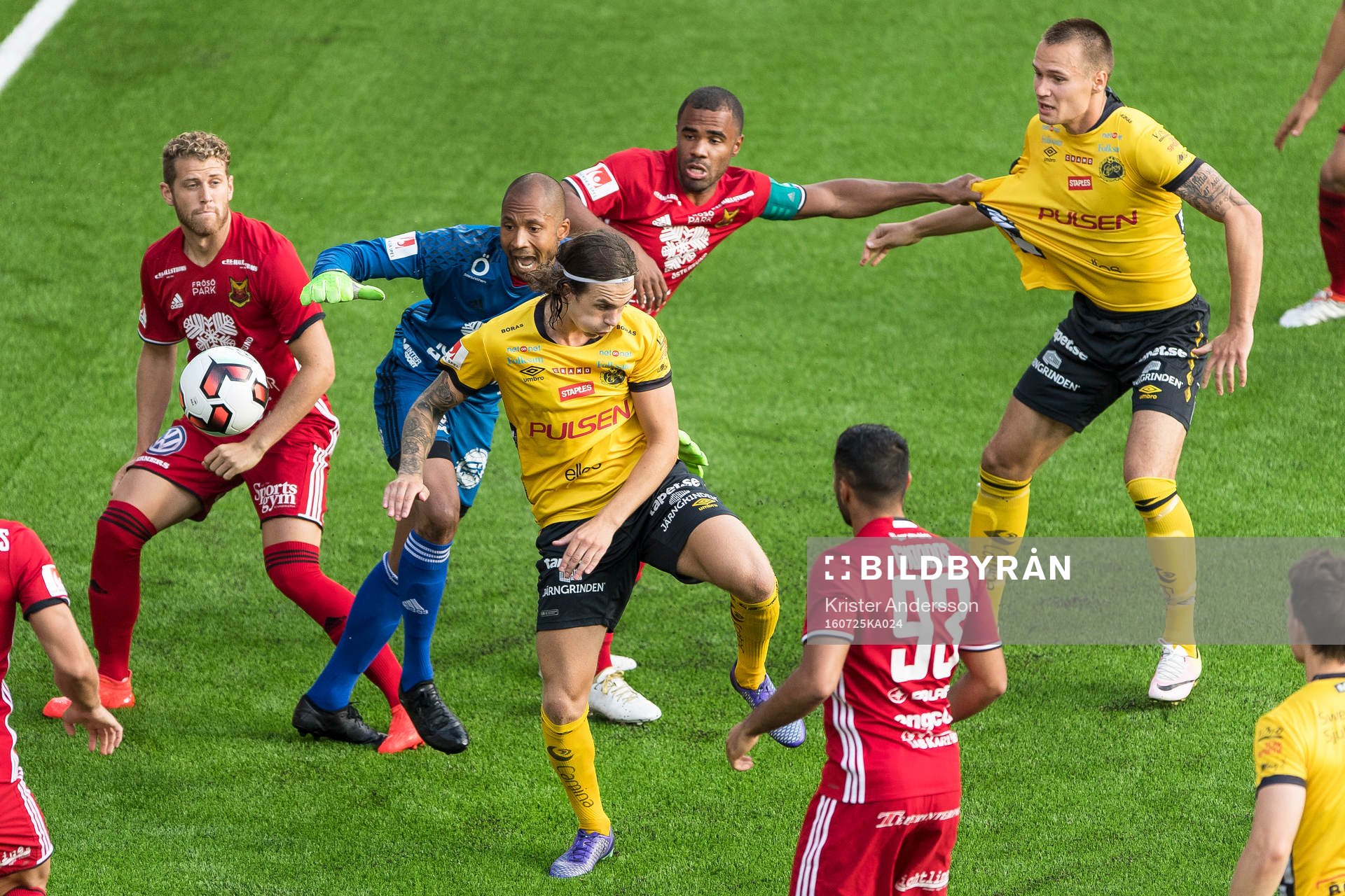 Östersunds målvakt Aly Keita försöker rensa bort bollen