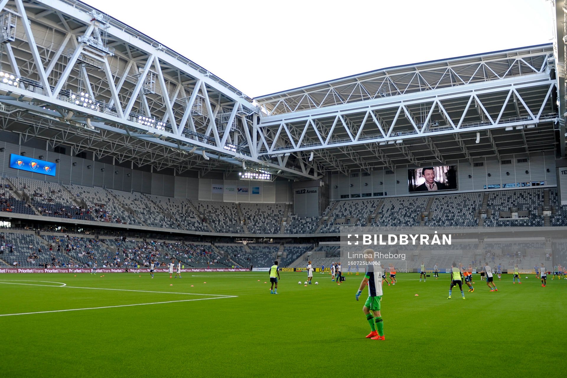 Uppvärmning inne på Tele2 Arena före fotbollsmatchen i