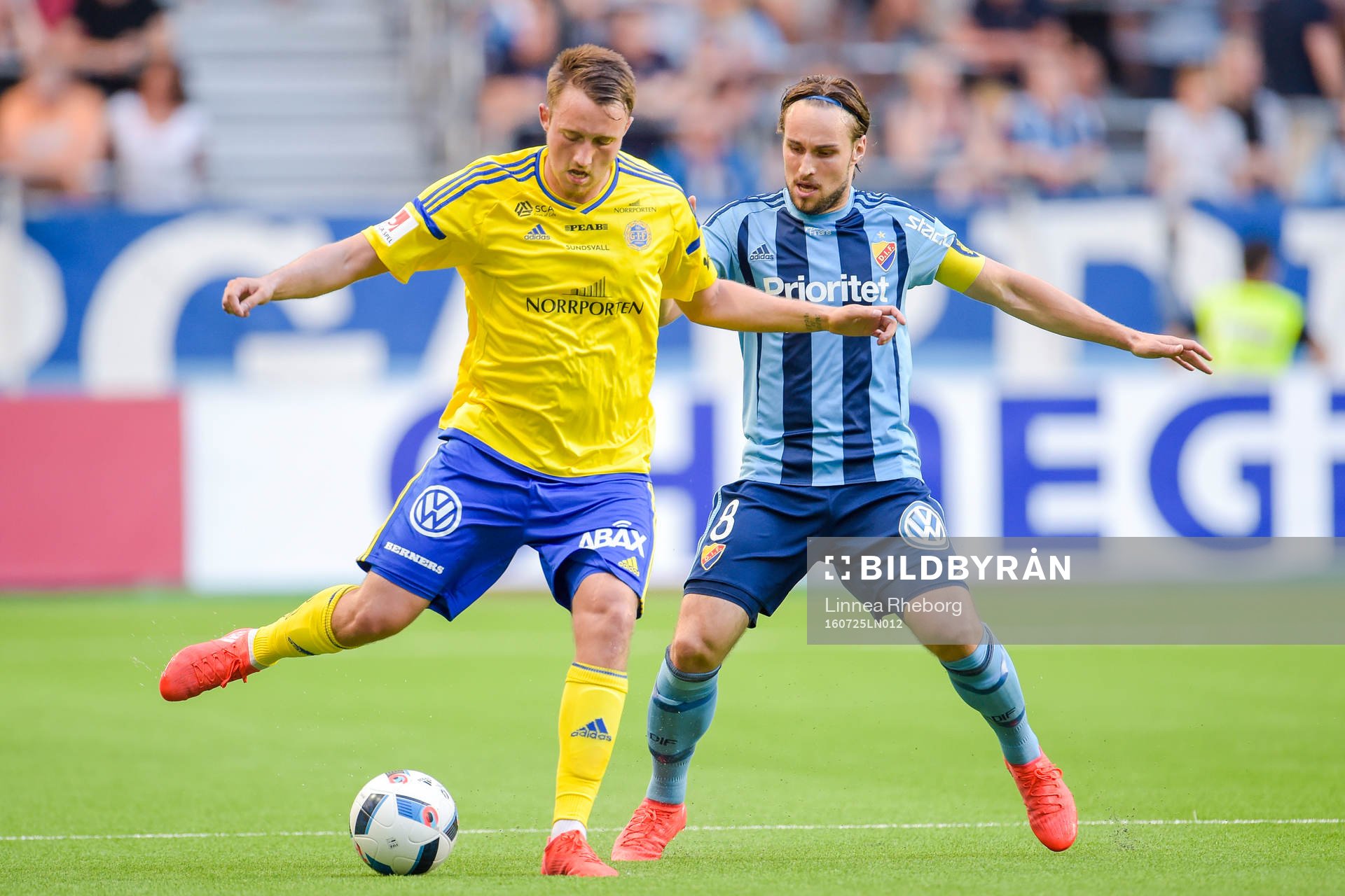 Sundsvalls Smajl Suljevic och Djurgårdens Kevin Walker