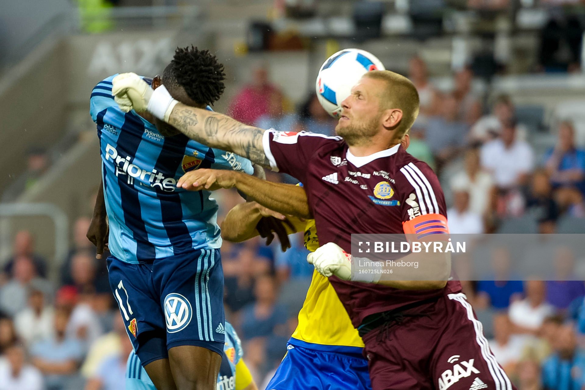 Djurgårdens Michael Olunga och Sundsvalls målvakt Tommy