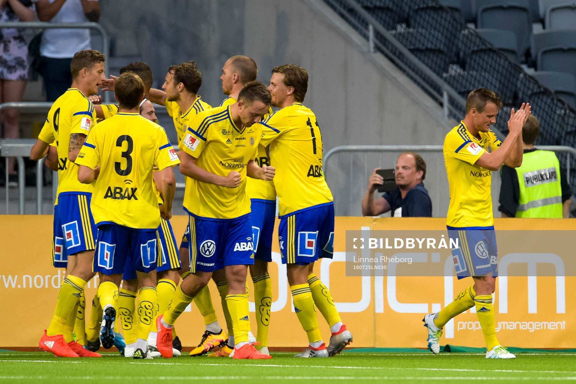 Sundsvalls spelare jublar efter 0-2 av Stefan Silva under fotbollsmatchen i Allsvenskan mellan Djurgården och GIF Sundsvall den 25 juli 2016 i Stockholm.