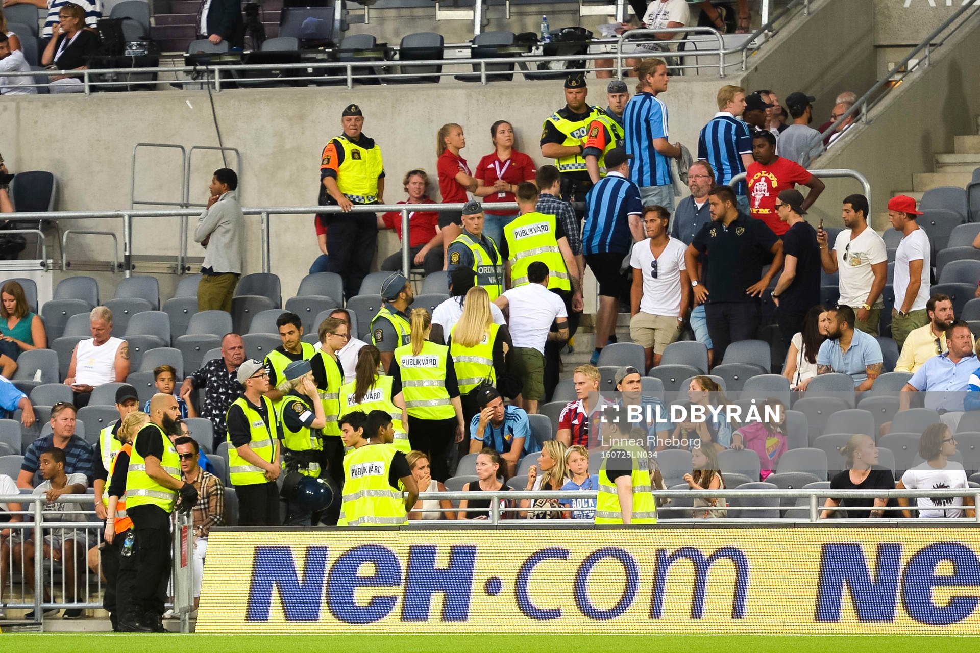 Vakter på läkaren när supportrar lämnar arenan