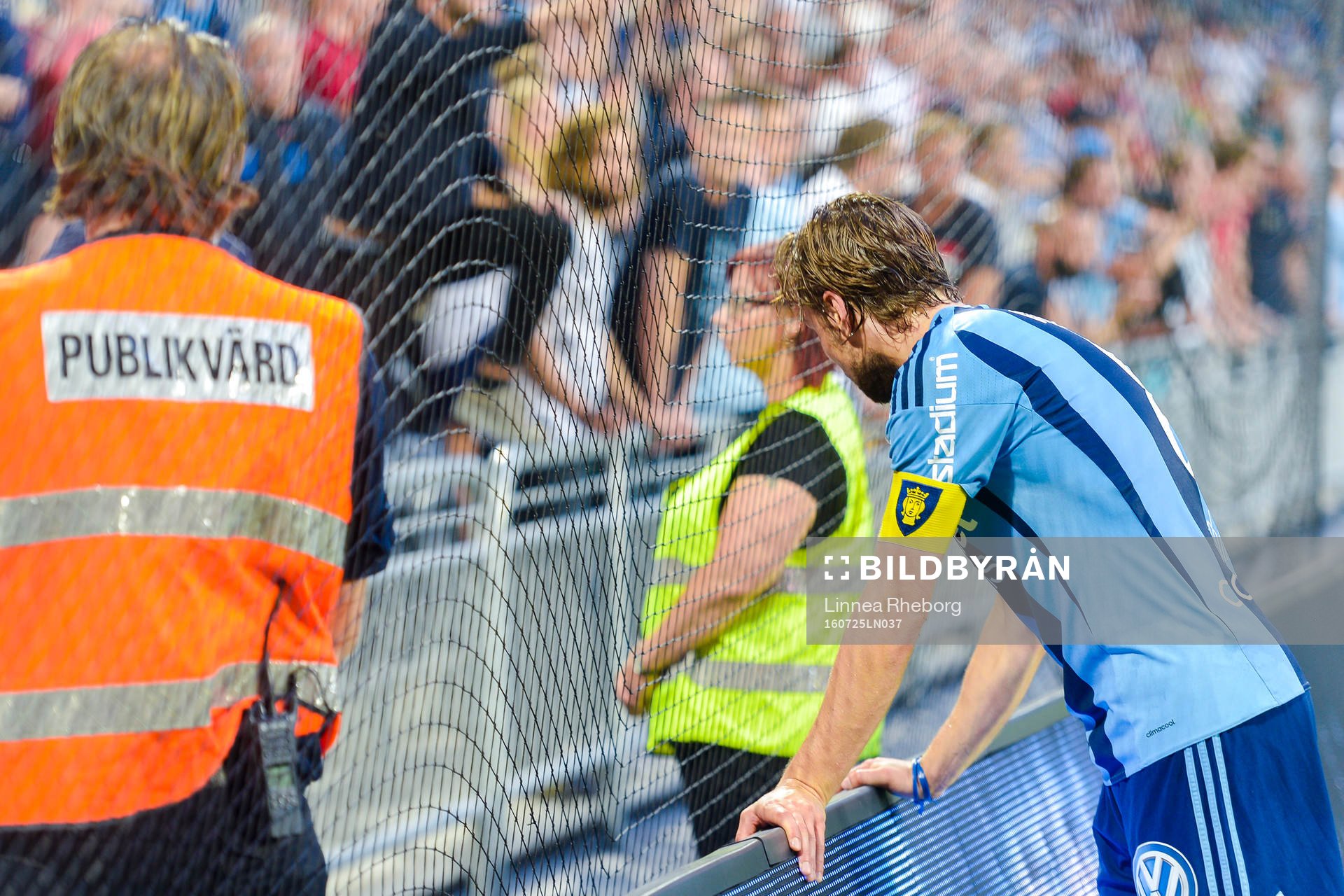 Djurgårdens Kevin Walker i samtal med supportrarna