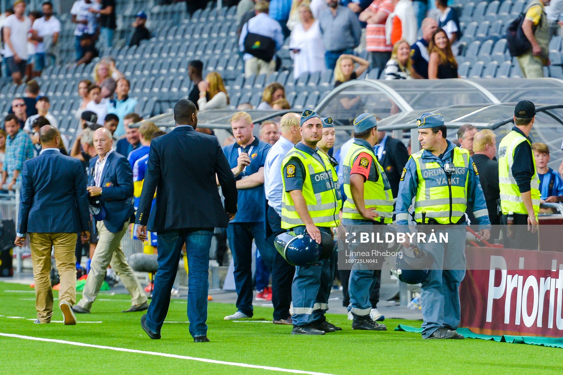 Vakter vid Djurgårdens spelarbänk