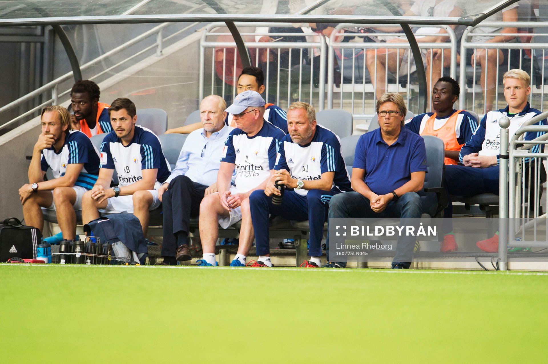Deppigt på Djurgårdens spelarbänk