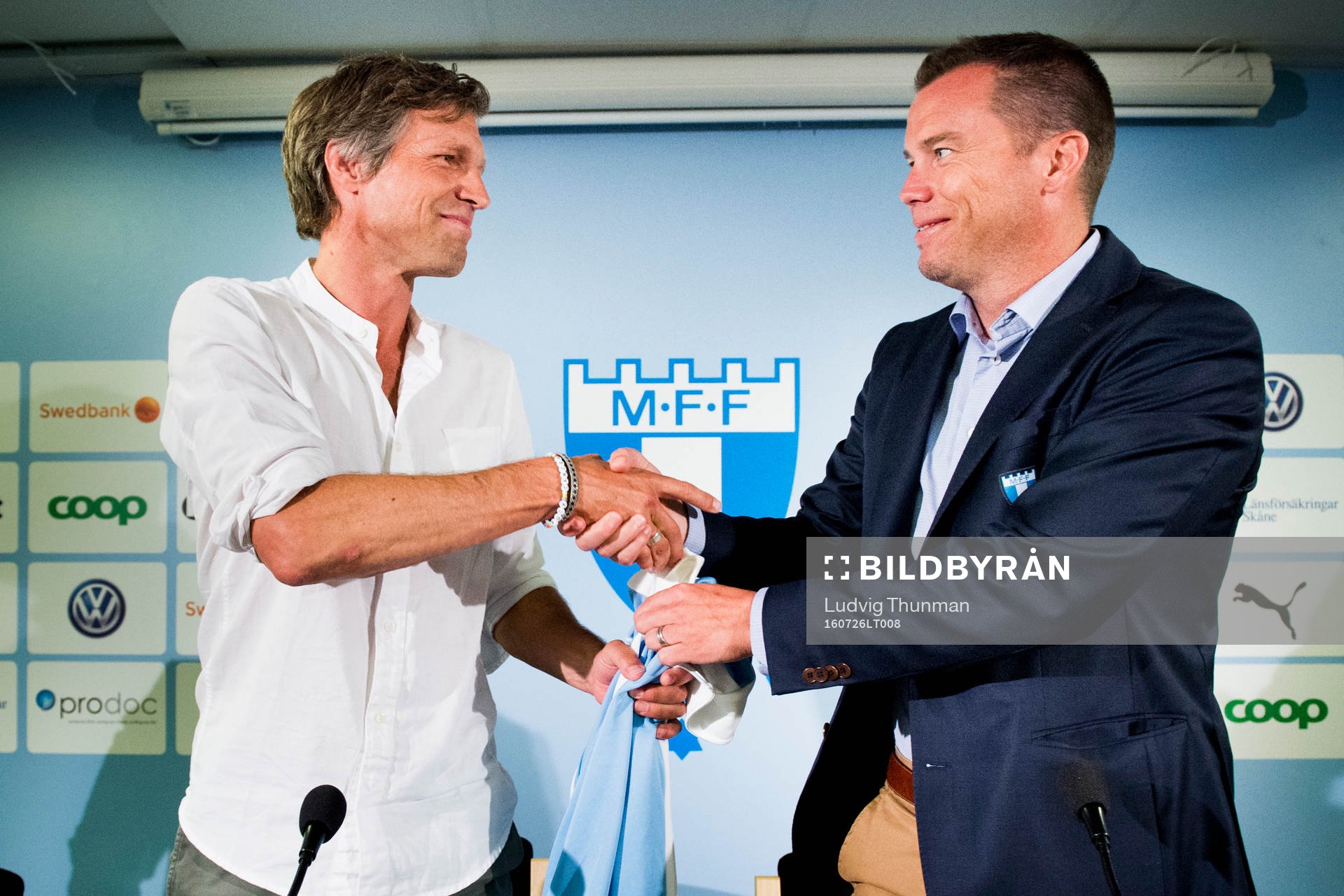 Jens Fjellström får sin ledarjacka av sportchef Daniel