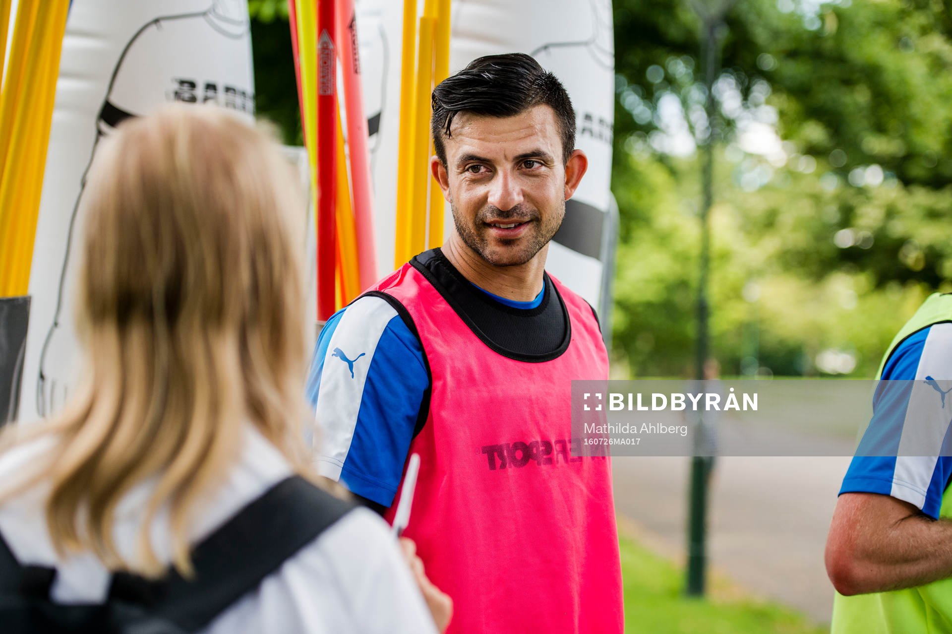 Malmö FFs Behrang Safari pratar med supporter