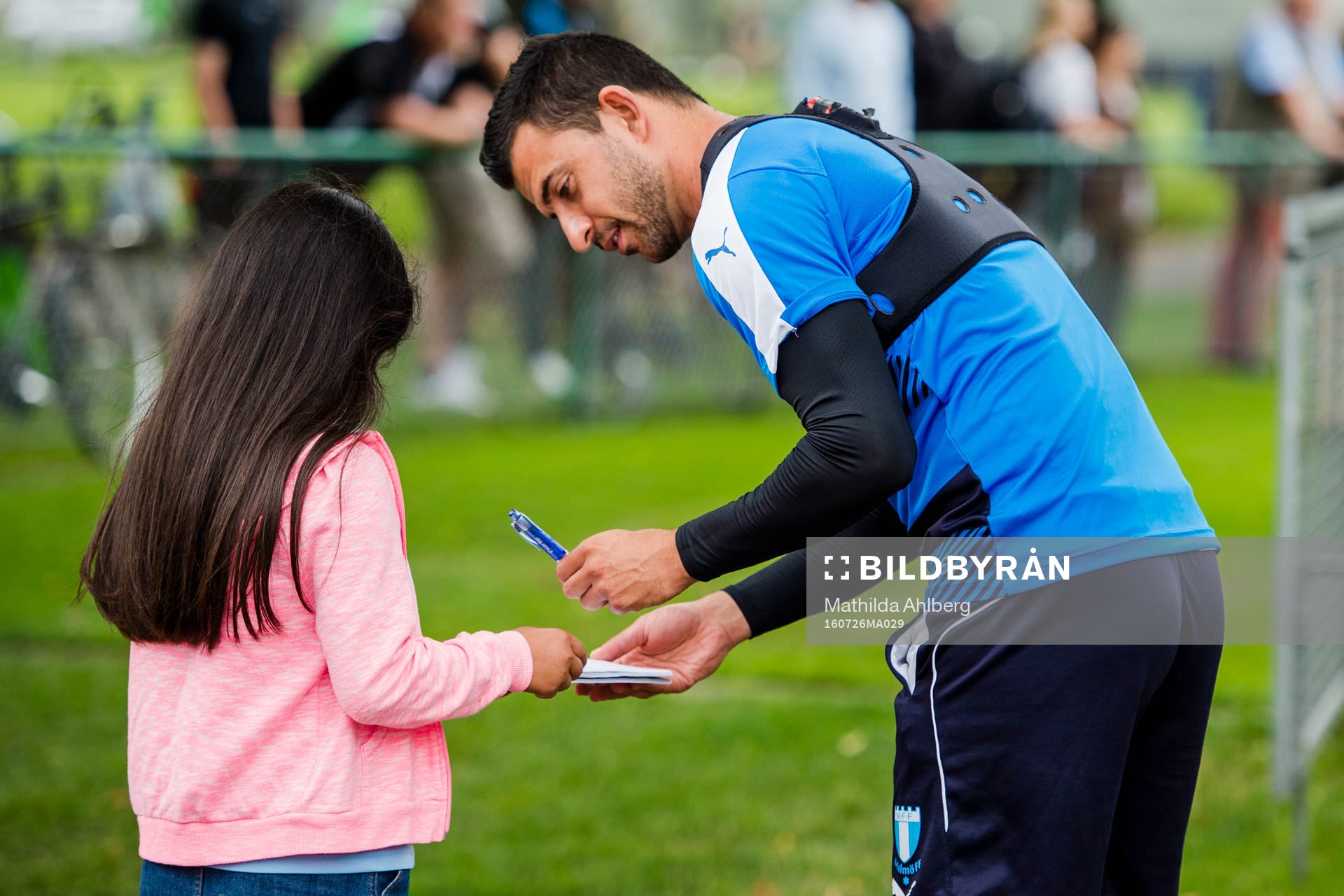 Malmö FFs Behrang Safari skriver autografer