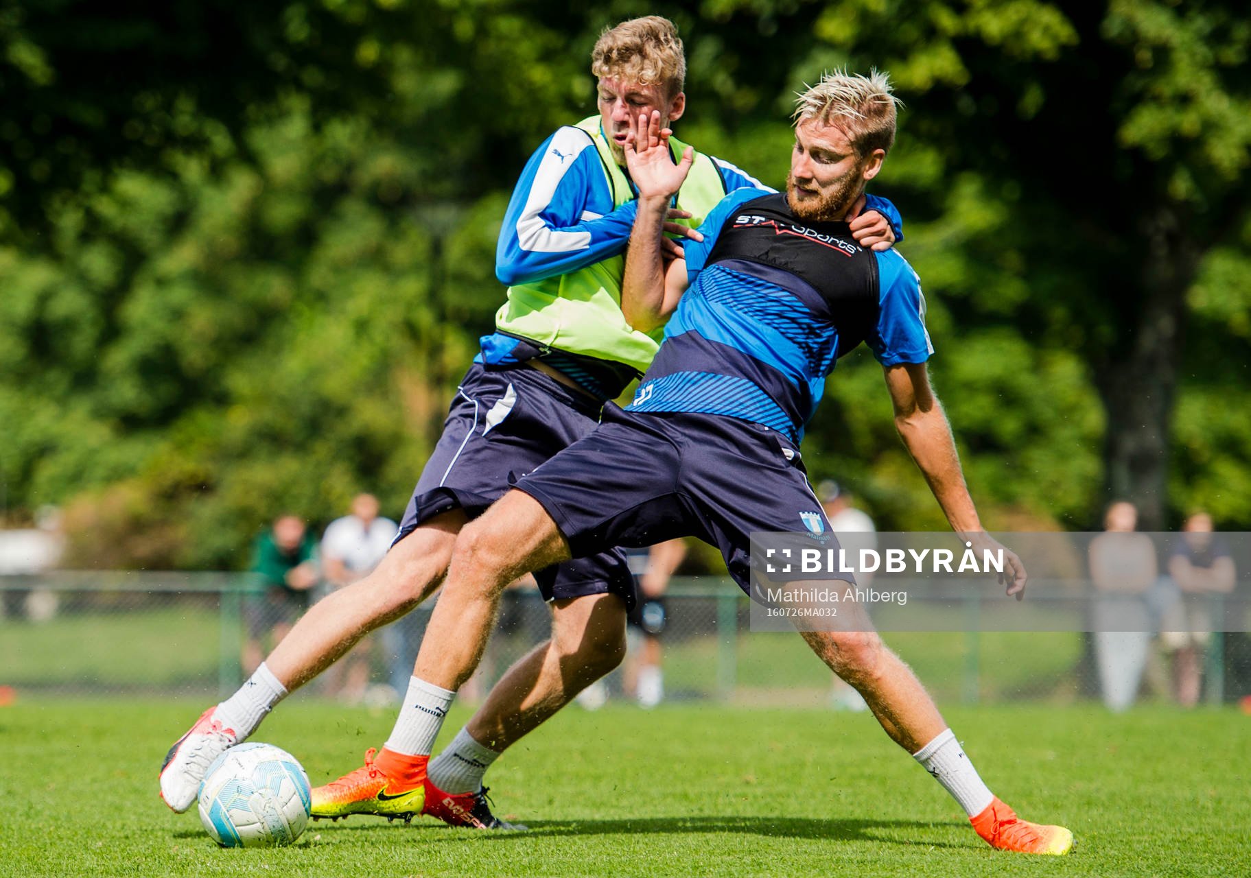 Malmö FFs Mattias Svanberg och Rasmus Bengtsson i duell