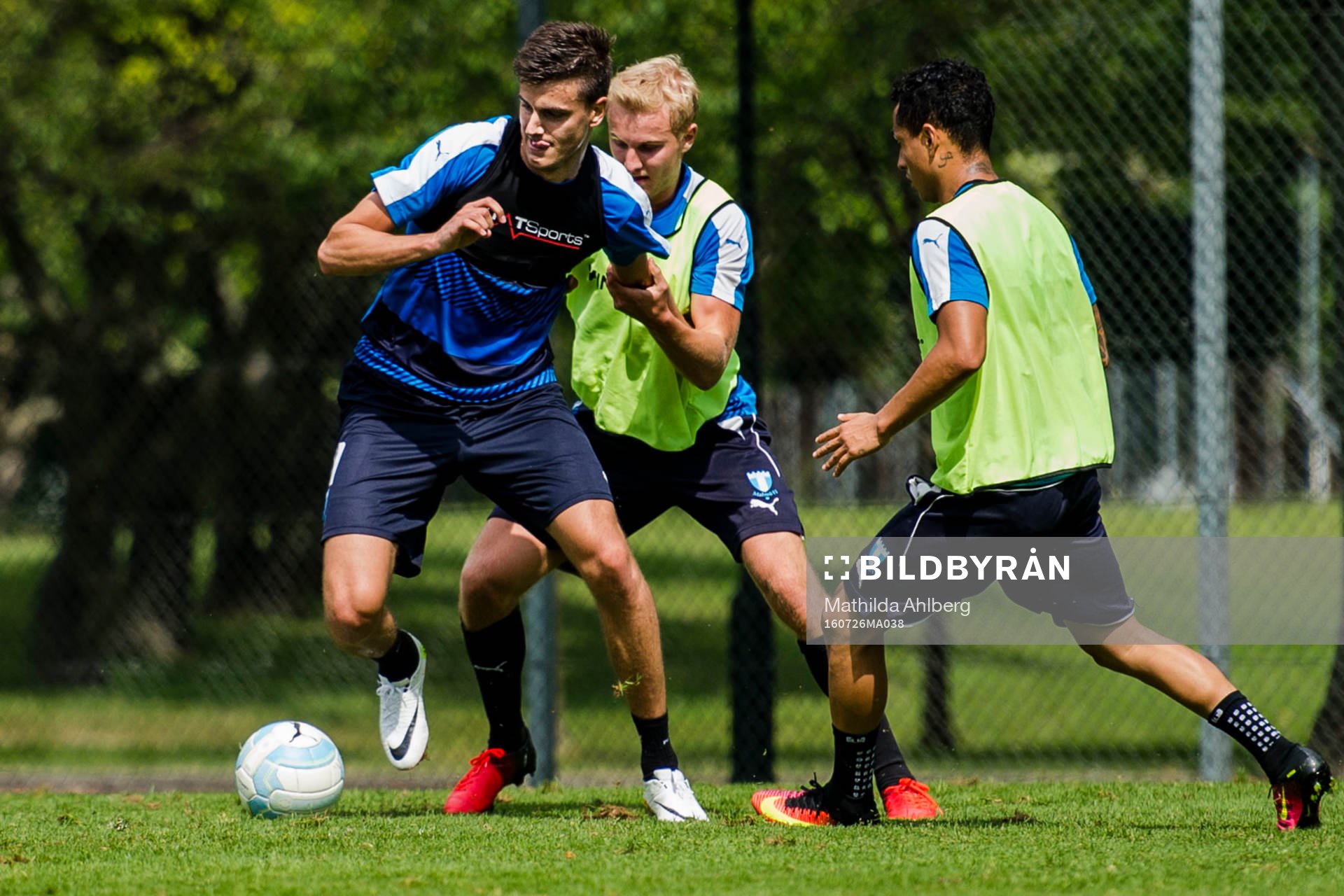 Malmö FFs Alexander Jeremejeff i duell