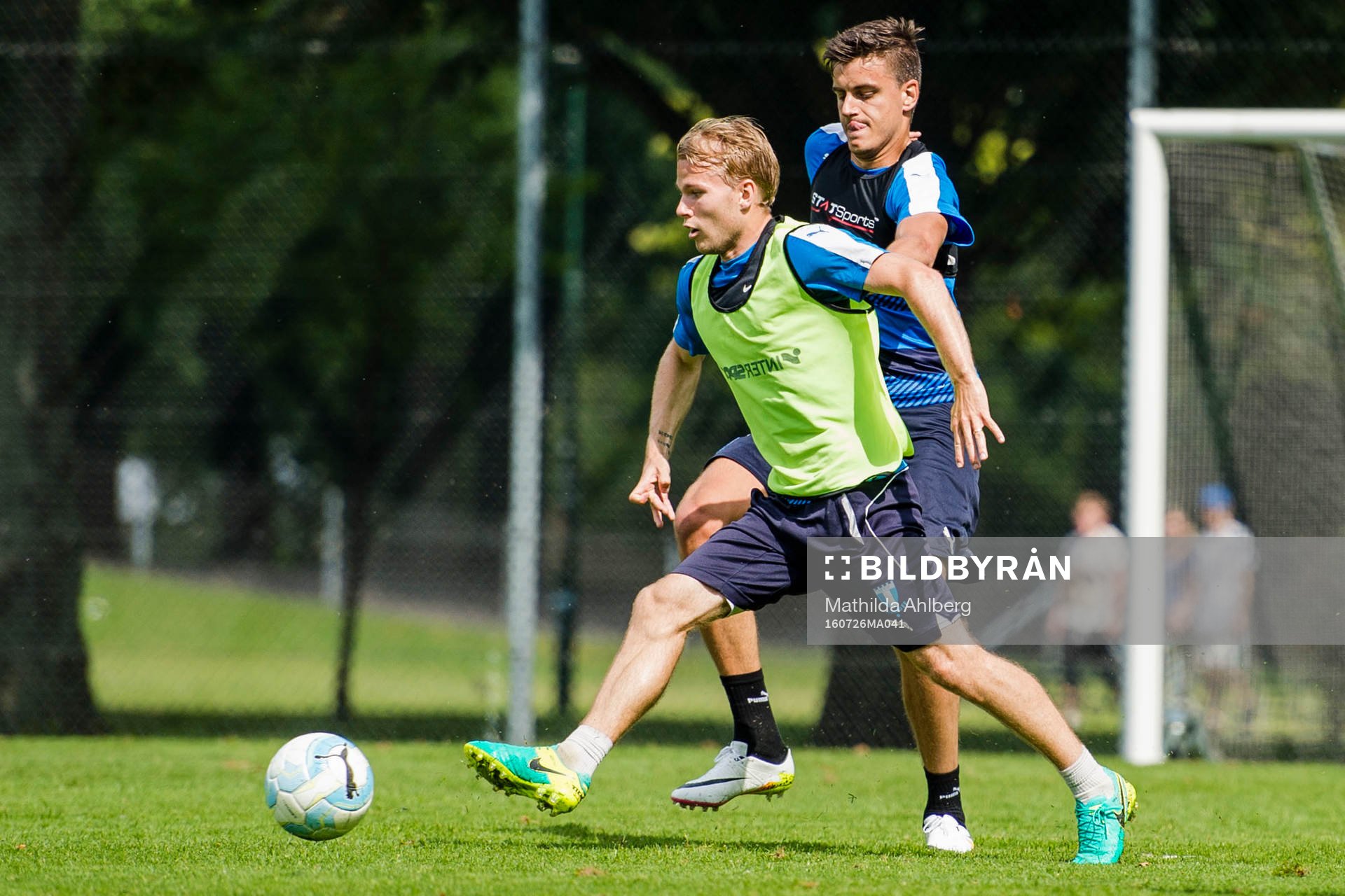 Malmö FFs Oscar Lewicki och Alexander Jeremejeff i duell