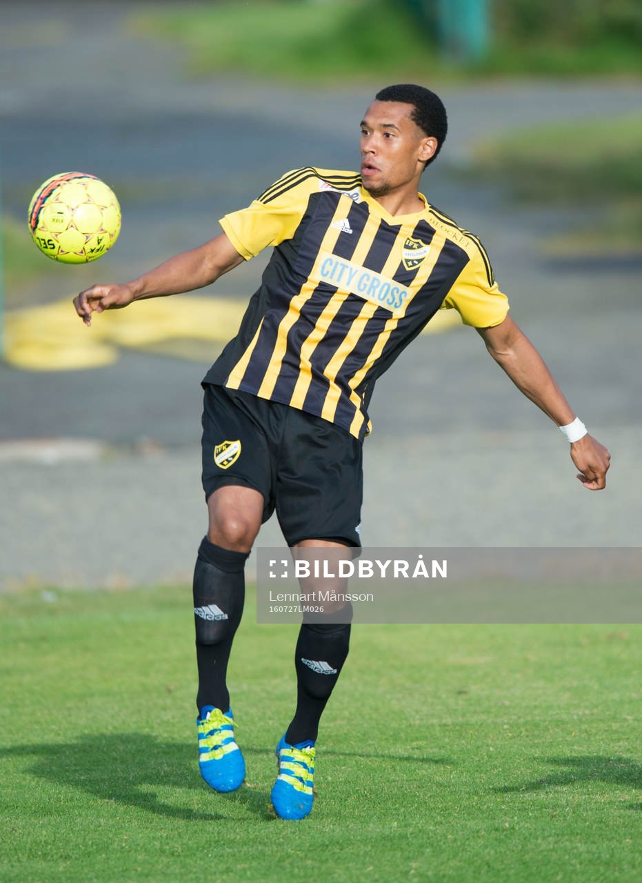 IFK Hässleholms Kevin Thompson i matchen i division 2