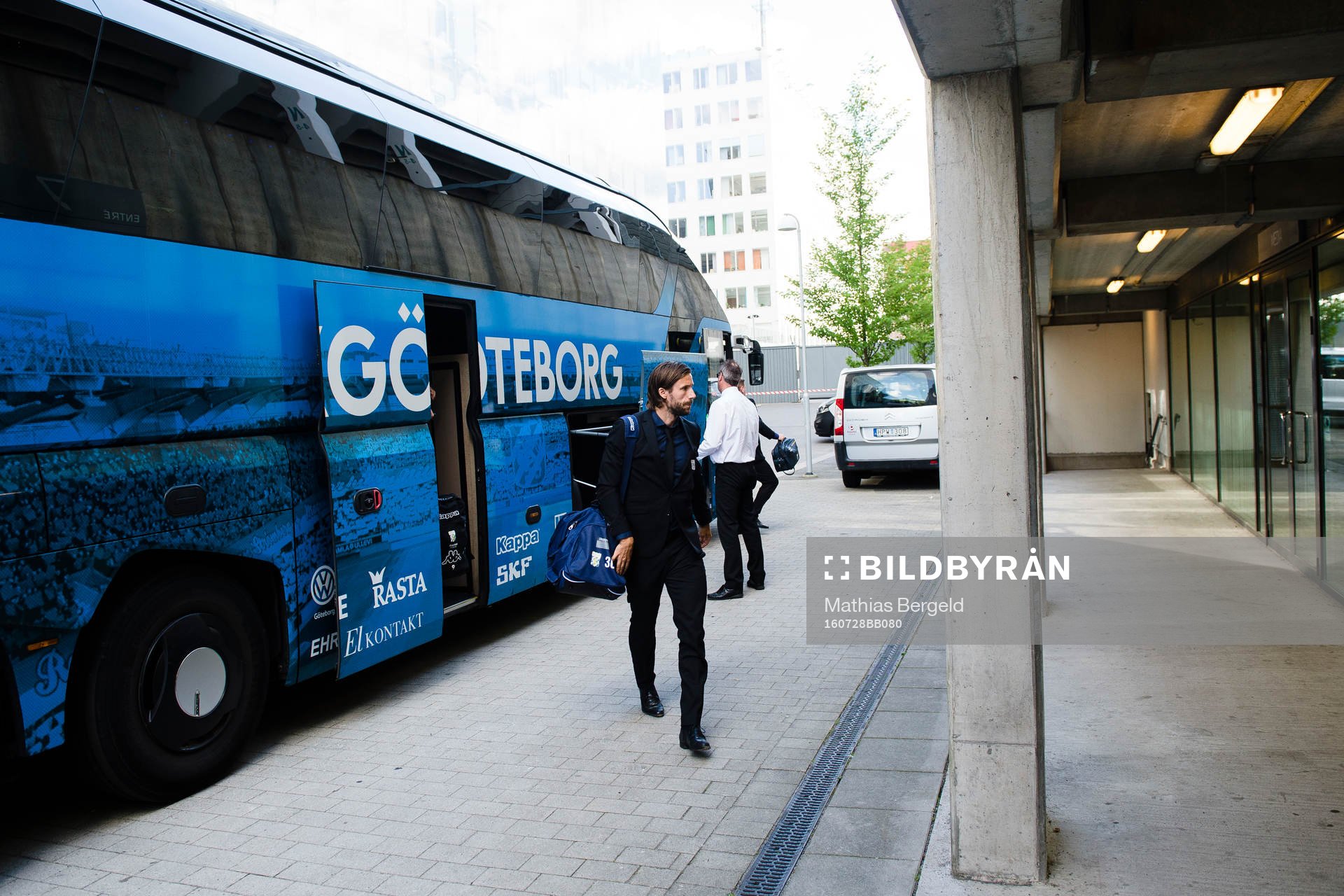 IFK Göteborgs Mattias Bjärsmyr anländer med spelarbussen