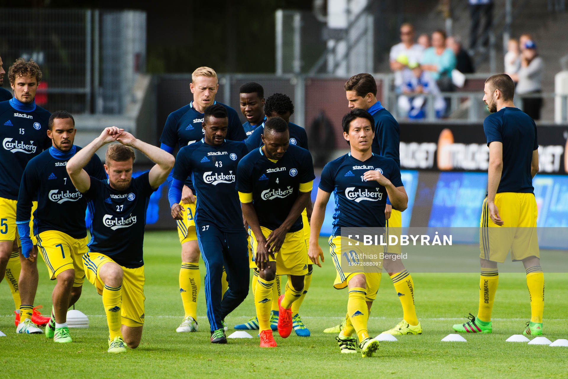 HJK Helsingfors spelare värmer upp