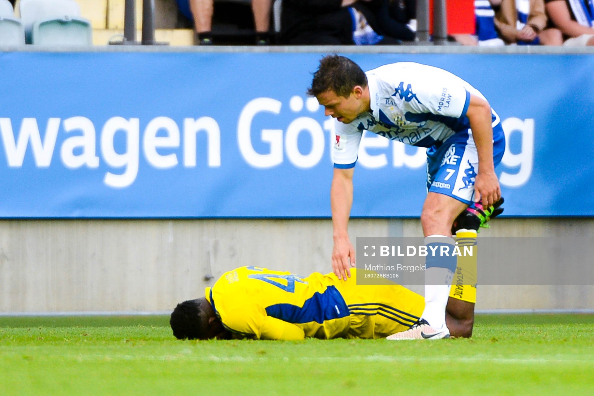 HJK Helsingfors Richard Gadze och IFK Göteborgs Mads Albeck
