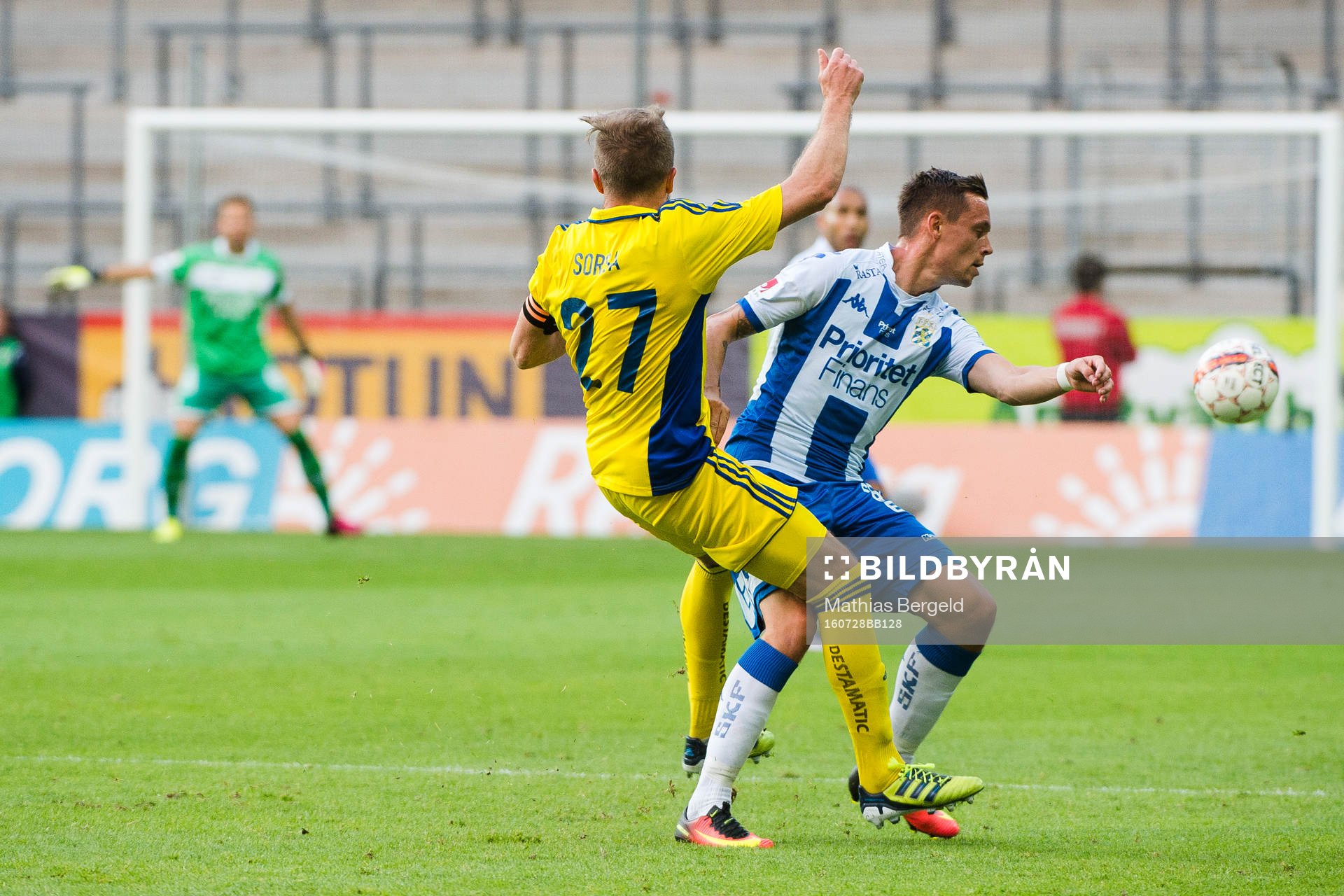 HJK Helsingfors Sebastian Sorsa och IFK Göteborgs Jakob