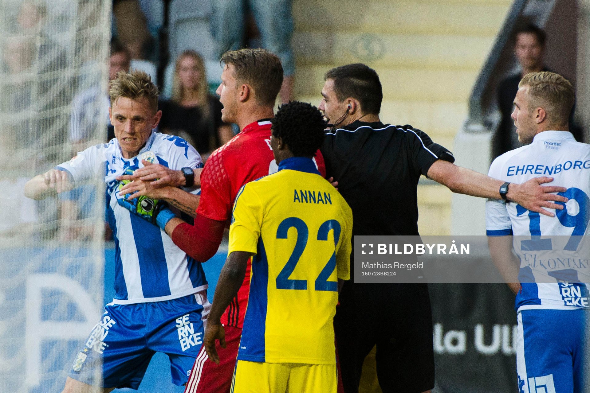 IFK Göteborgs Sören Rieks (m) är upprörd på HJK