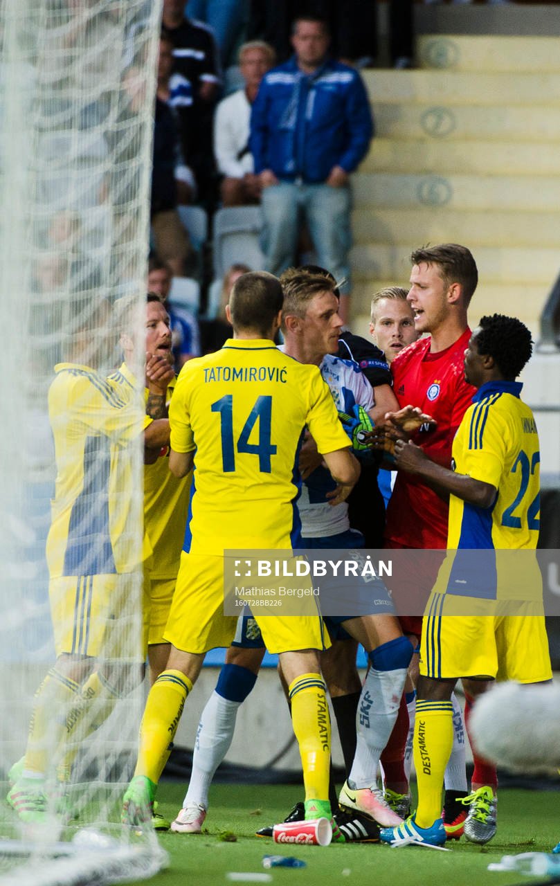 IFK Göteborgs Sören Rieks (m) är upprörd på HJK Helsingfors Anthony Annan och hålls undan av Ivan Tatomirovic och målvakt Thomas Dähne under fotbollsmatchen i kvalet till Europa League mellan IFK Göteborg och HJK Helsingfors den 28 juli 2016 i Göteborg.
