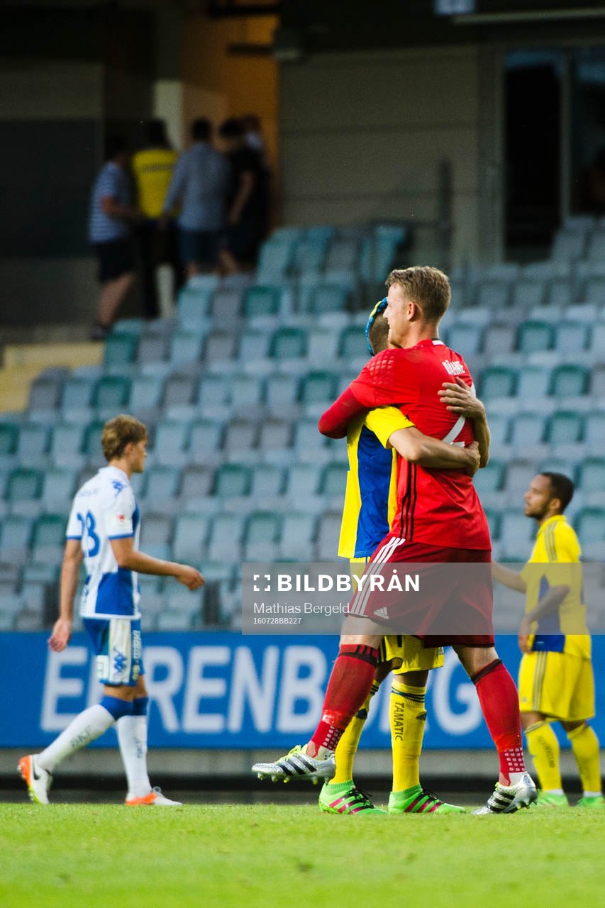 HJK Helsingfors målvakt Thomas Dähne jublar med lagkamrat