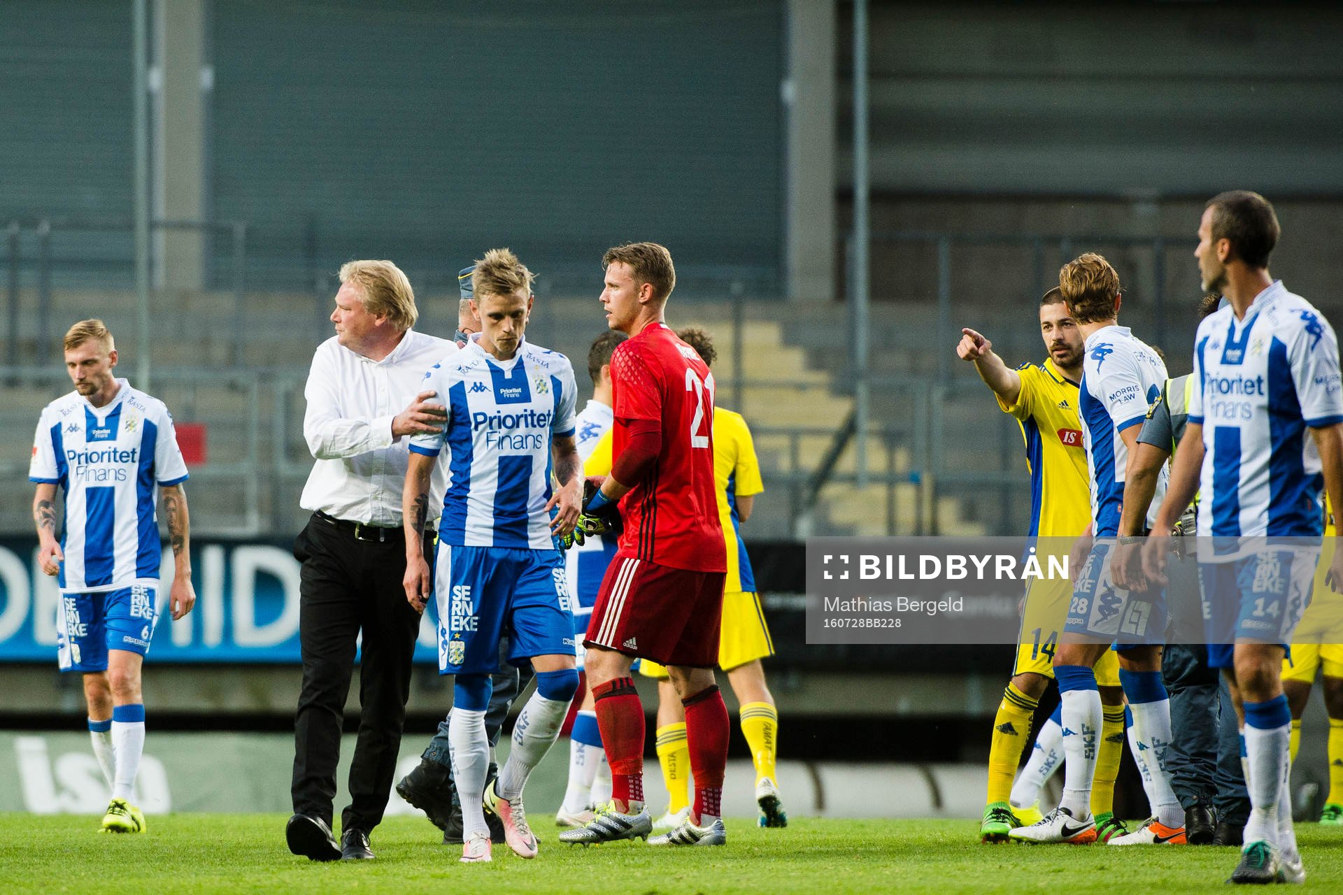 IFK Göteborgs tränare Jörgen Lennartsson tar Sören Rieks och för bort honom från HJK Helsingfors spelare efter slutsignal i fotbollsmatchen i kvalet till Europa League mellan IFK Göteborg och HJK Helsingfors den 28 juli 2016 i Göteborg.