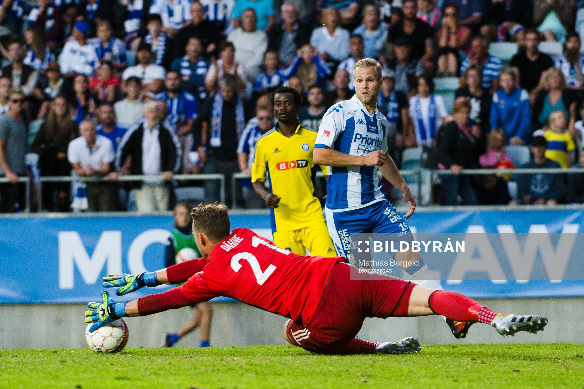 HJK Helsingfors målvakt Thomas Dähne räddar framför IFK