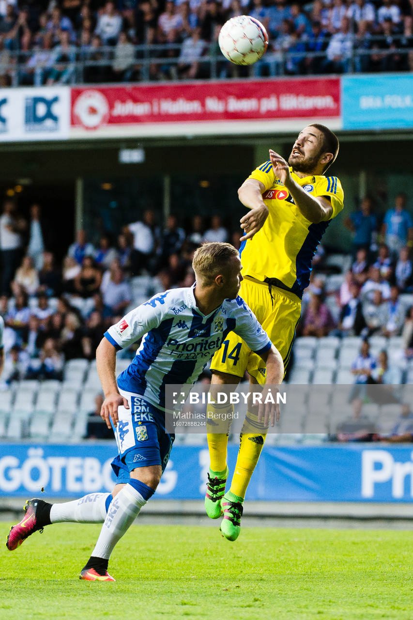 HJK Helsingfors målvakt Thomas Dähne plockar bollen