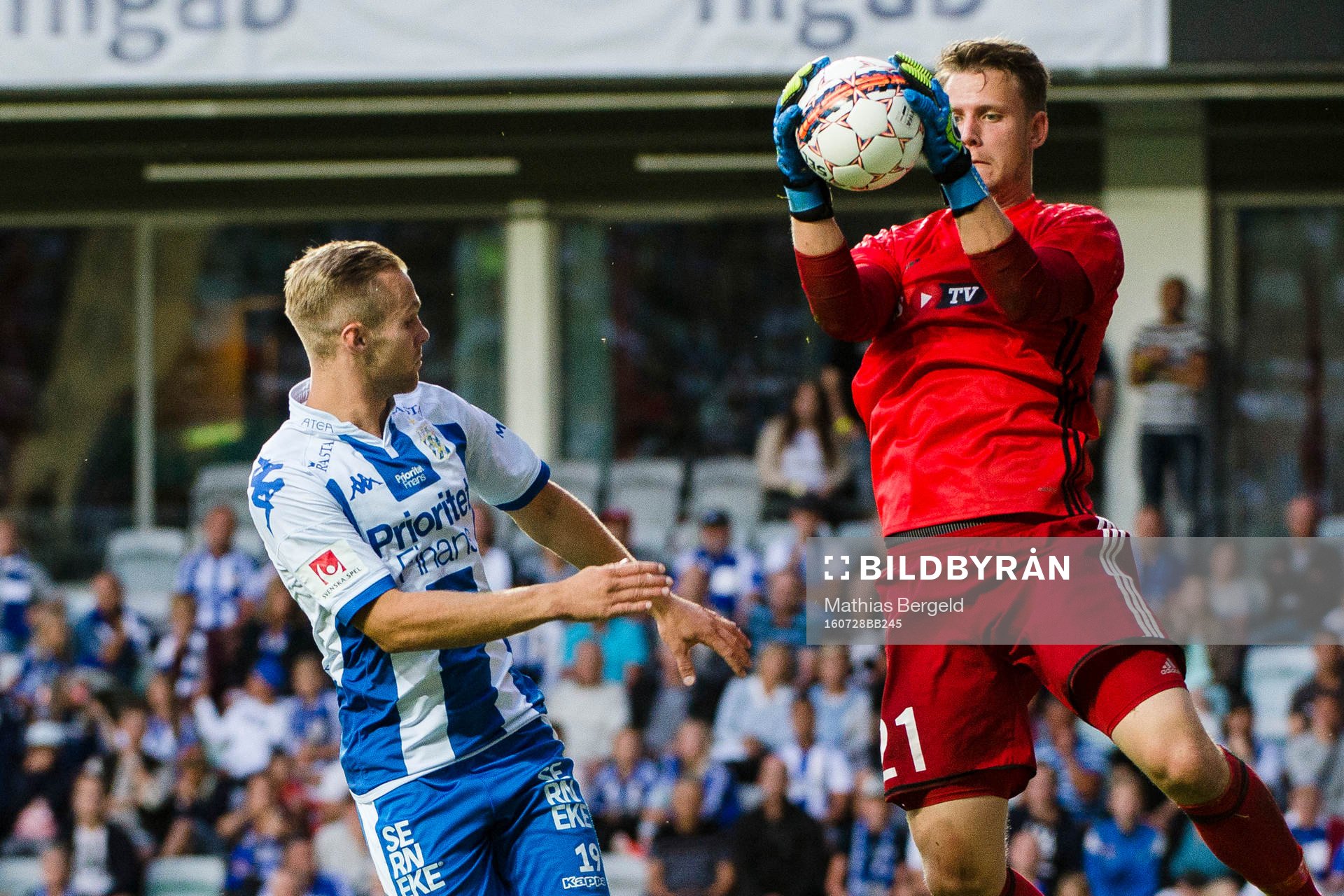 HJK Helsingfors målvakt Thomas Dähne plockar bollen