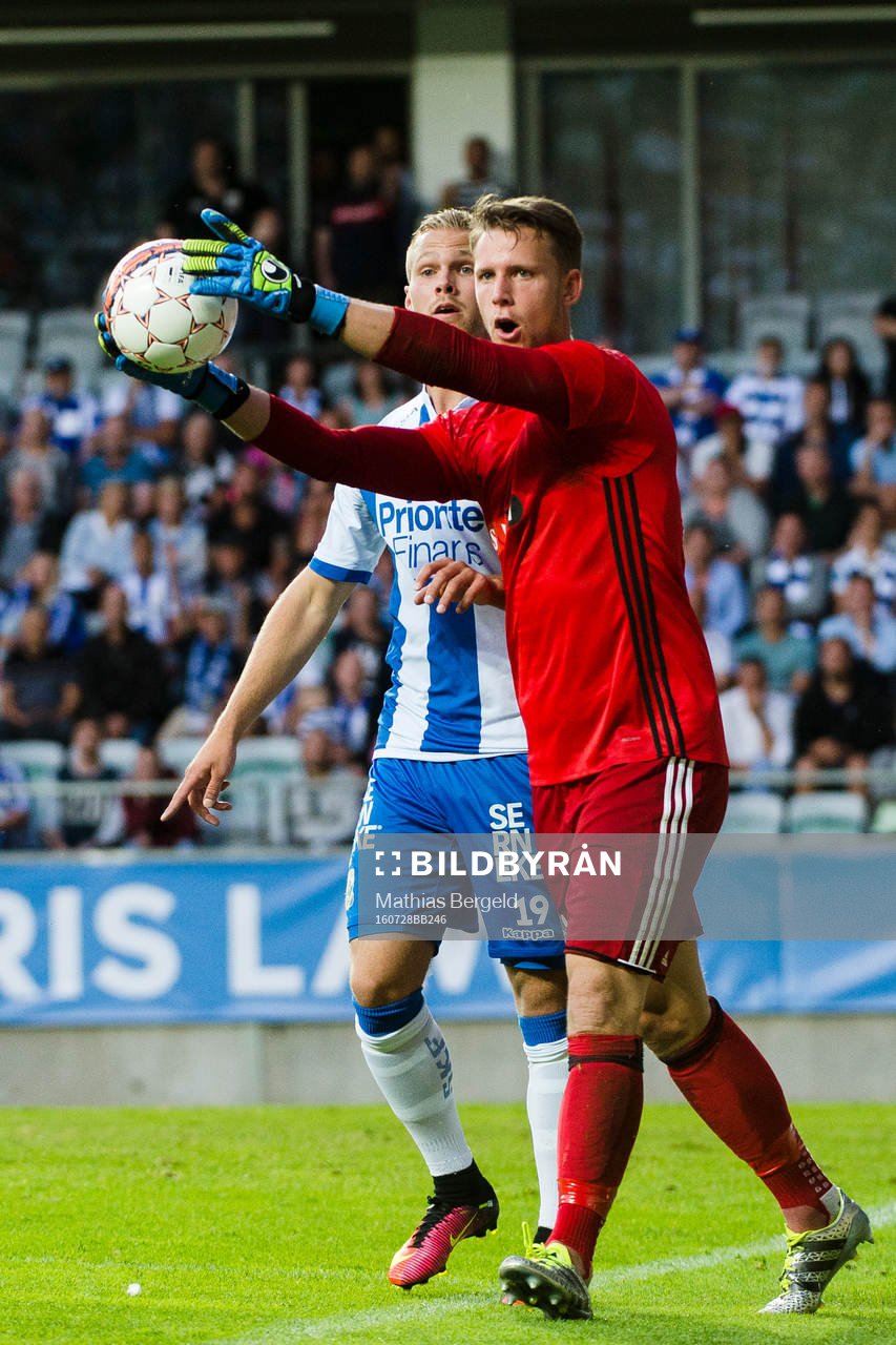 HJK Helsingfors målvakt Thomas Dähne plockar bollen