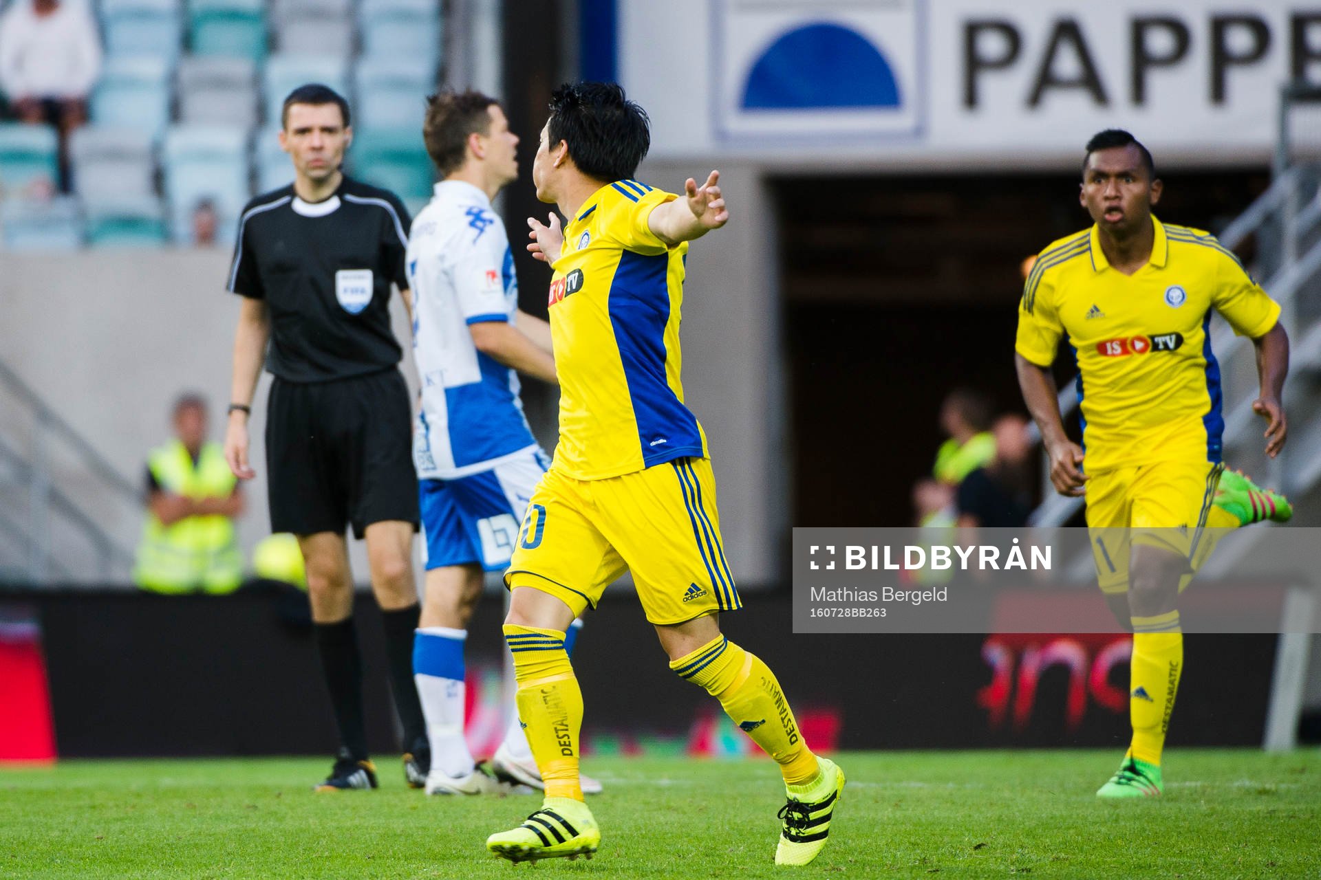 HJK Helsingfors Atomu Tanaka jublar