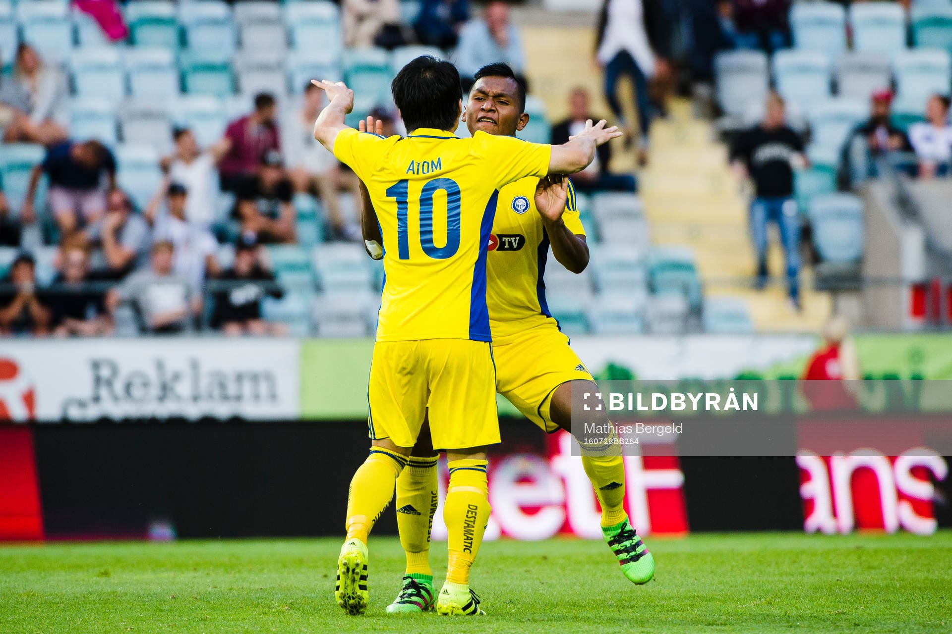 Målskytten till 0-1 Atomu Tanaka jublar med Alfredo José