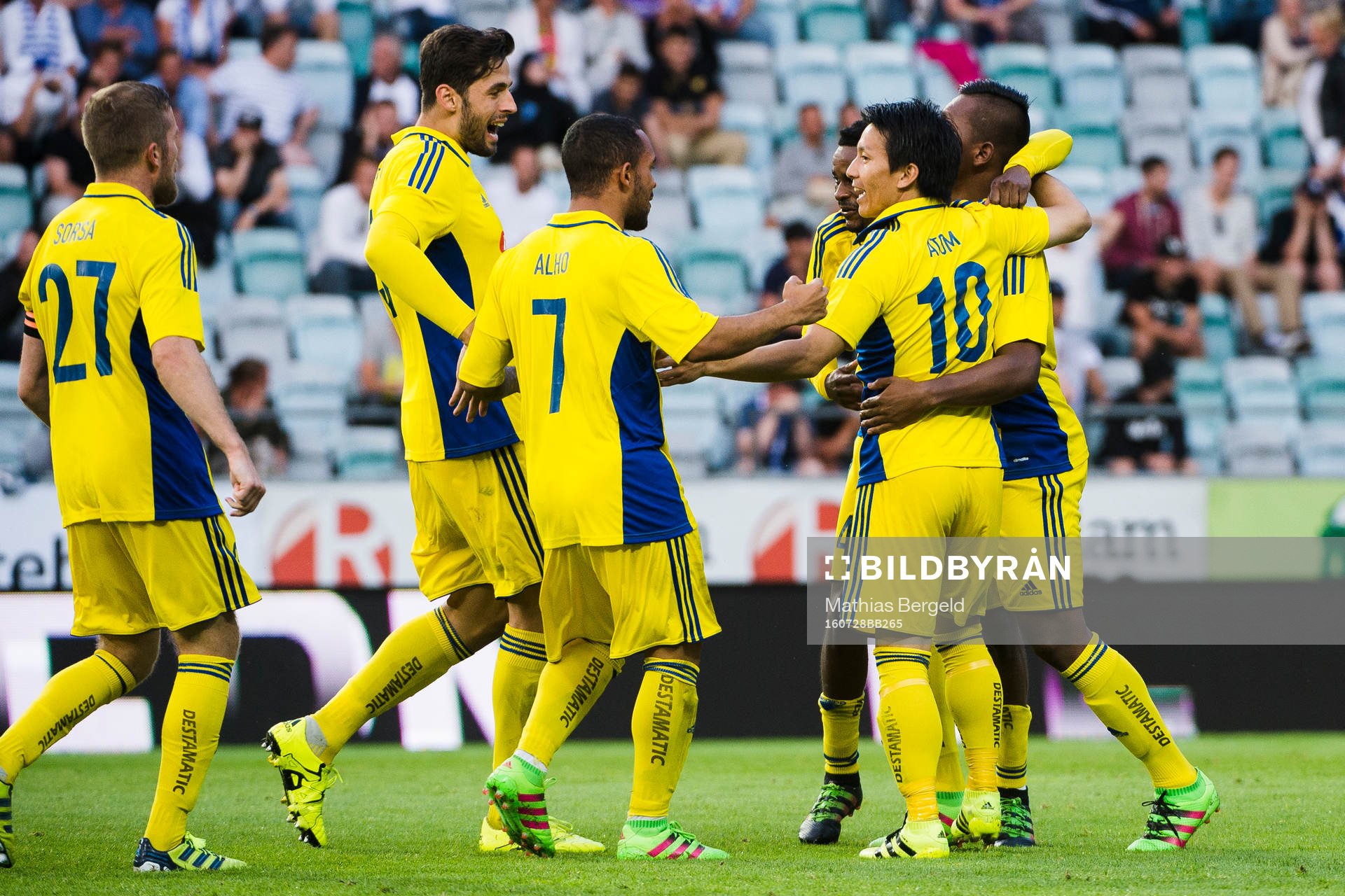 Målskytten till 0-1 Atomu Tanaka jublar med lagkamrater