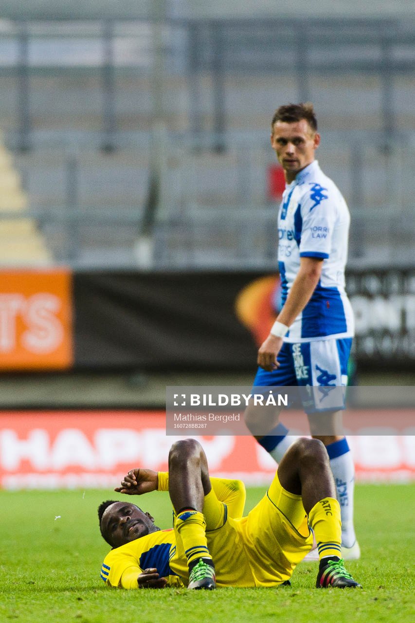 IFK Göteborgs Jakob Ankersen ser HJK Helsingfors Richard
