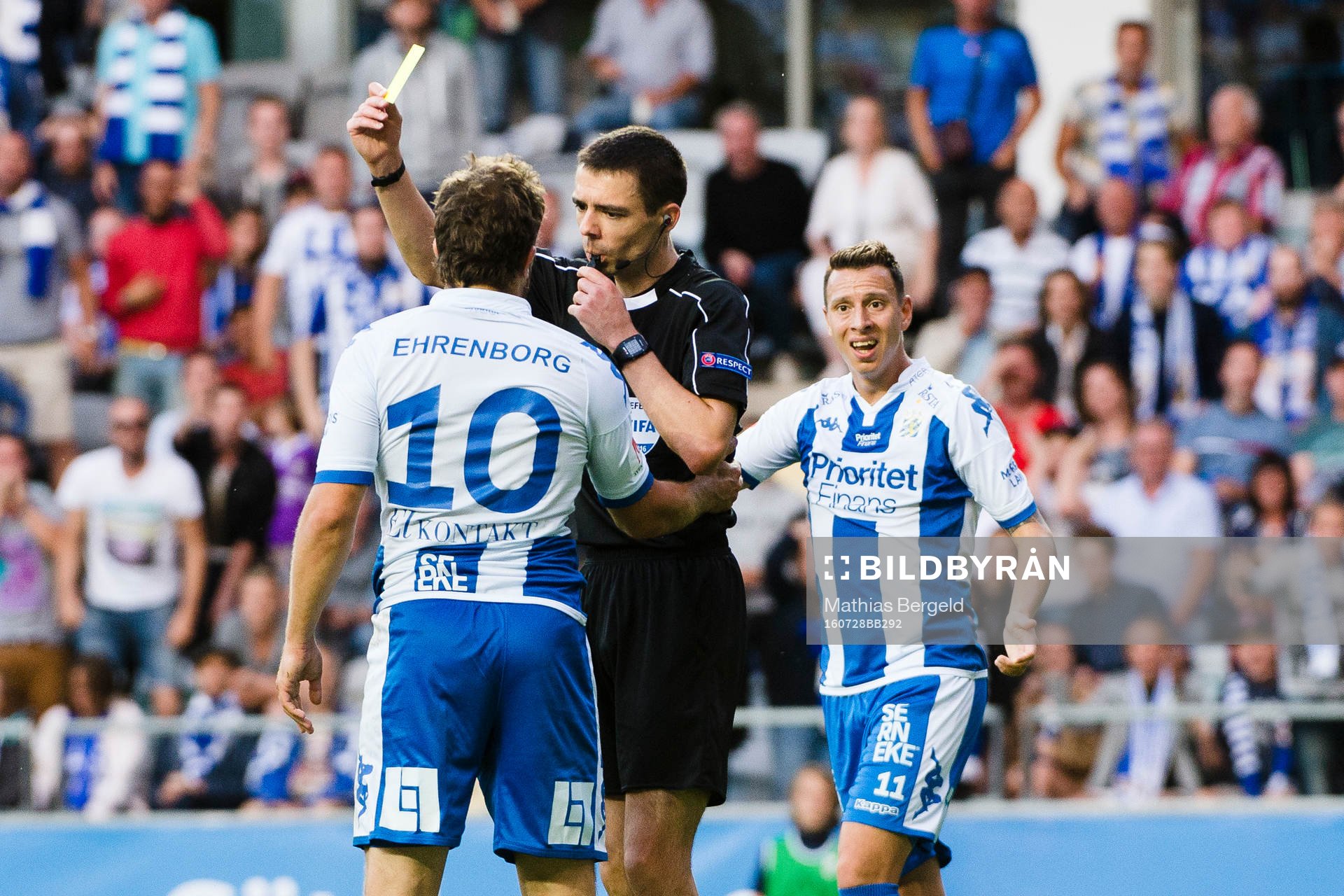 IFK Göteborgs Tobias Hysén blir varnad av domare Kevin