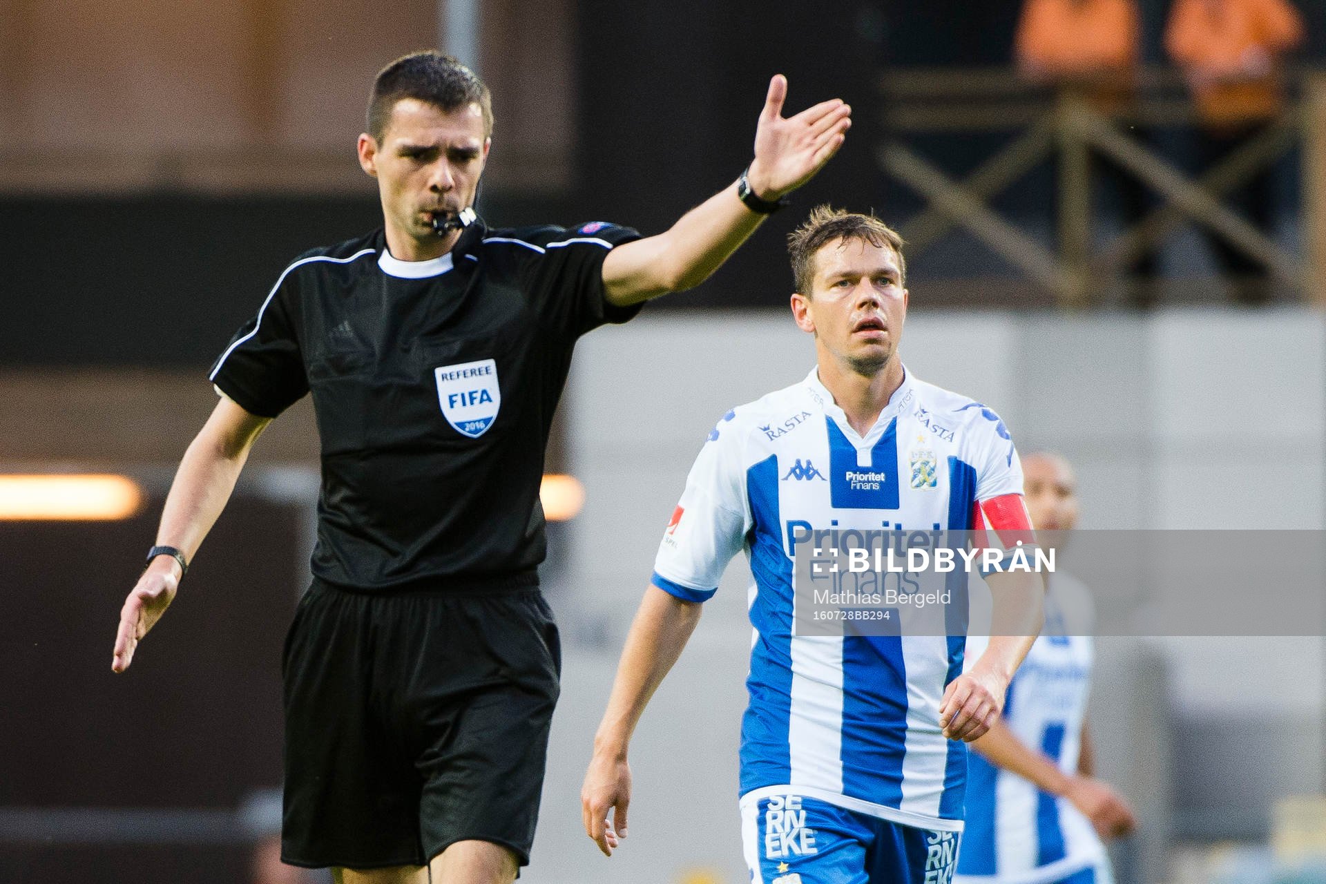Domare Kevin Clancy och IFK Göteborgs Mads Albeck